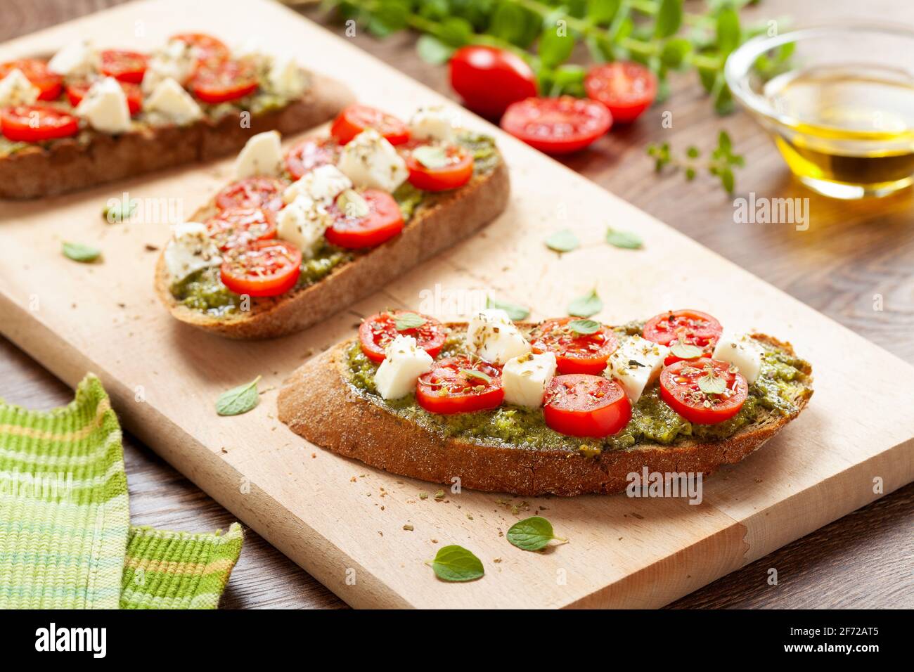 Antipasti di bruschette con pesto e mozzarella di ciliegia tomatos Foto Stock