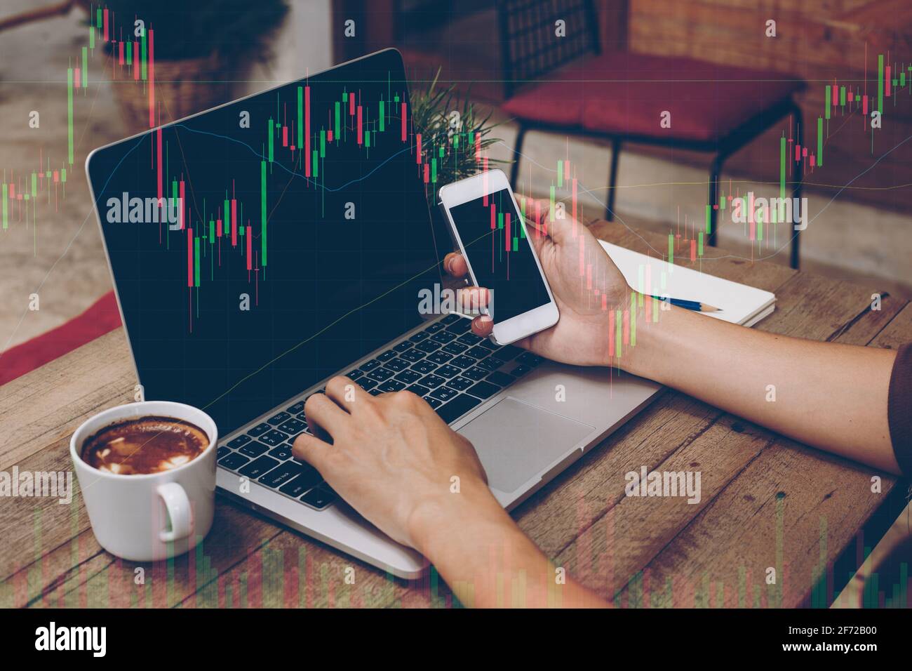 Trader che tiene nelle mani uno smartphone e la ricerca del mercato azionario per procedere soluzioni di investimento giuste. Foto Stock
