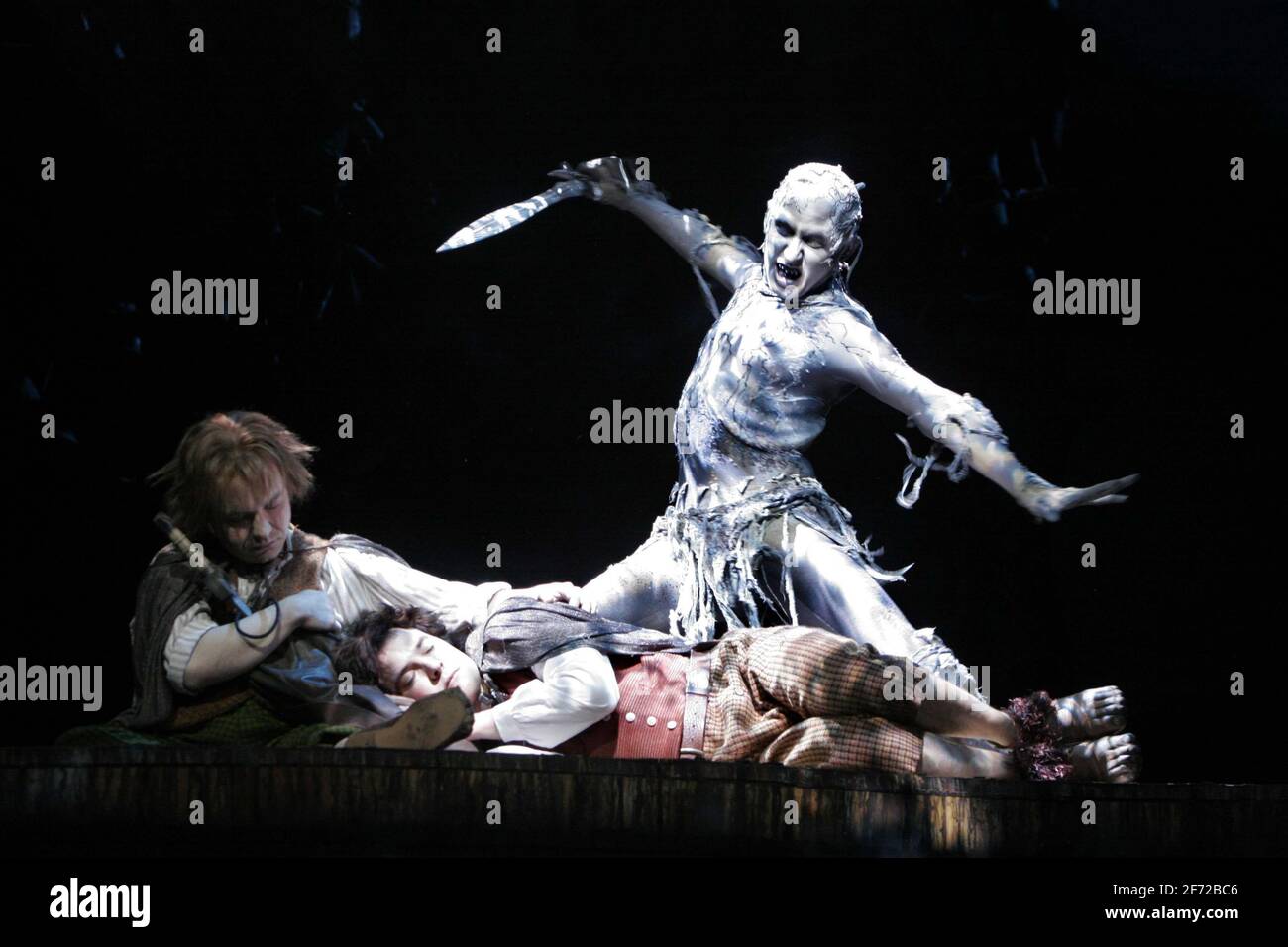 Sulla strada per Mordor - l-r: Peter Howe (Sam), James Loye (Frodo), Michael Therriault (Gollum) nel Signore DEGLI ANELLI al Teatro Royal Drury Lane, Londra WC2 19/06/2007 basato sui libri di J R R Tolkien libro & testi: Shaun McKenna & Matthew Warchus musica: A R Rahman, Varttina & Christopher Nightingale Set & Costume design: Rob Howell Lighting design: Paul Pyant coreografia: Peter Darling regista: Matthew Warchus Foto Stock