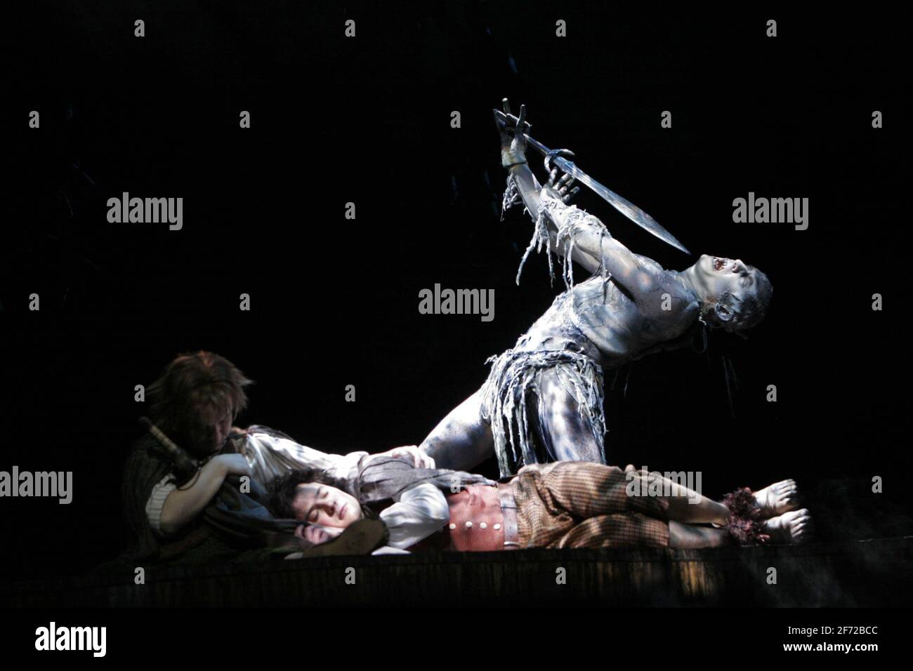 Sulla strada per Mordor - l-r: Peter Howe (Sam), James Loye (Frodo), Michael Therriault (Gollum) nel Signore DEGLI ANELLI al Teatro Royal Drury Lane, Londra WC2 19/06/2007 basato sui libri di J R R Tolkien libro & testi: Shaun McKenna & Matthew Warchus musica: A R Rahman, Varttina & Christopher Nightingale Set & Costume design: Rob Howell Lighting design: Paul Pyant coreografia: Peter Darling regista: Matthew Warchus Foto Stock