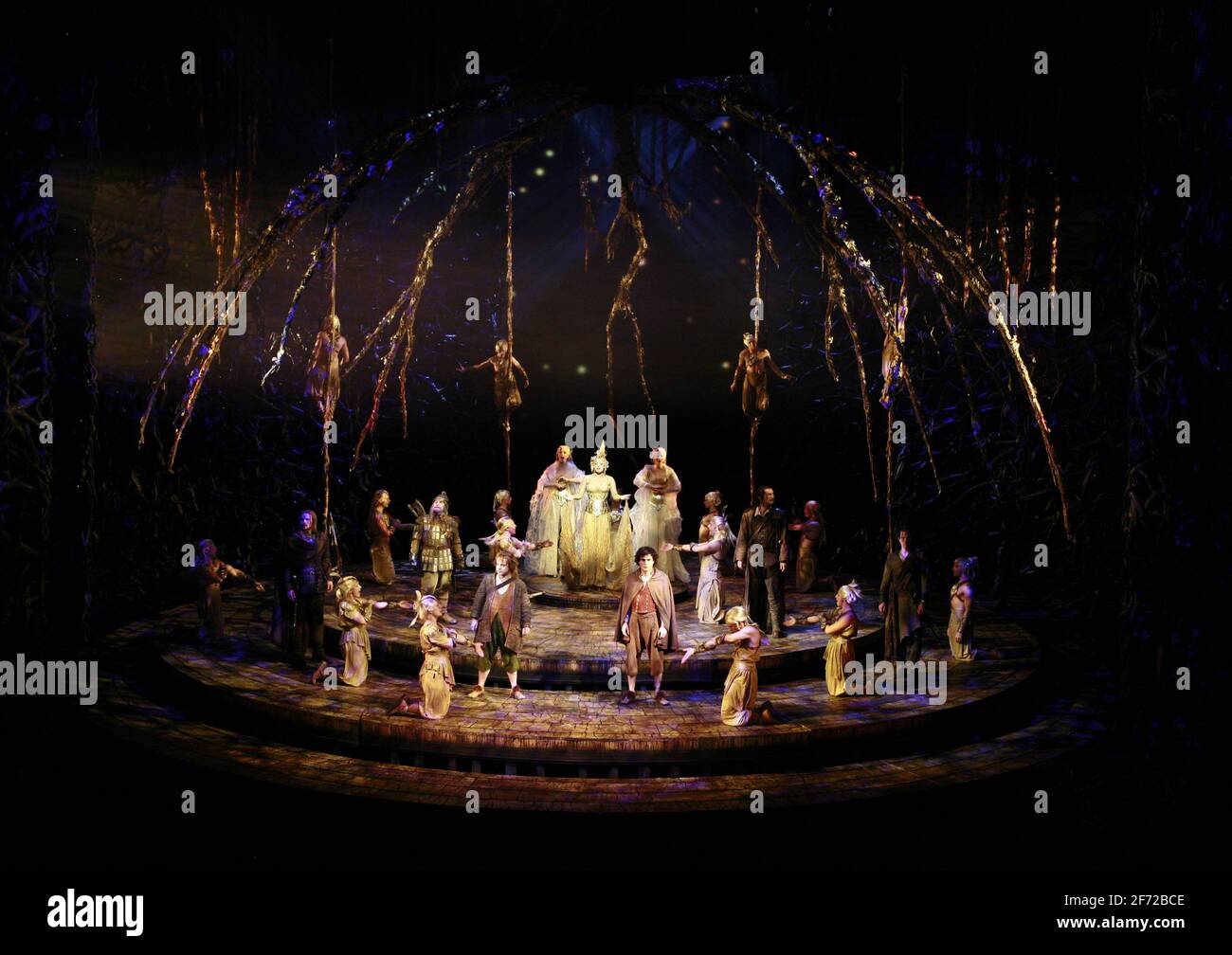 Front Center: Peter Howe (Sam), James Loye (Frodo) post center: Laura Michelle Kelly (Galadriel) in THE Lord OF THE RINGS at the Theatre Royal Drury Lane, London WC2 19/06/2007 basato sui libri di J R R Tolkien libro & testi: Shaun McKenna & Matthew Warchus music: A R Rahman, Varttina & Christopher Nightingale Set & Costume design: Rob Howell Lighting design: Paul Pyant coreografia: Peter Darling regista: Matthew Warchus Foto Stock