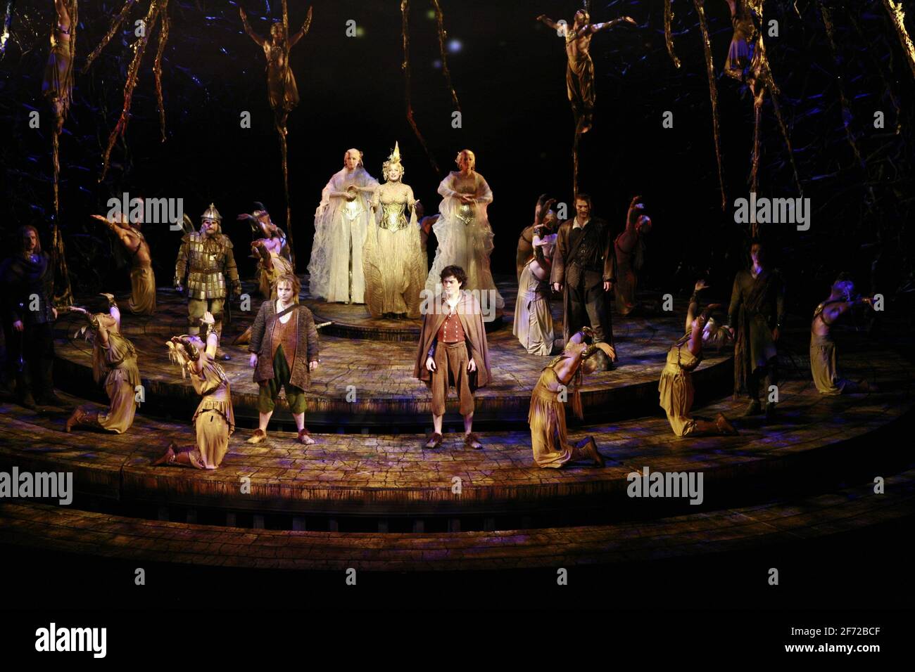Front Center: Peter Howe (Sam), James Loye (Frodo) post center: Laura Michelle Kelly (Galadriel) in THE Lord OF THE RINGS at the Theatre Royal Drury Lane, London WC2 19/06/2007 basato sui libri di J R R Tolkien libro & testi: Shaun McKenna & Matthew Warchus music: A R Rahman, Varttina & Christopher Nightingale Set & Costume design: Rob Howell Lighting design: Paul Pyant coreografia: Peter Darling regista: Matthew Warchus Foto Stock