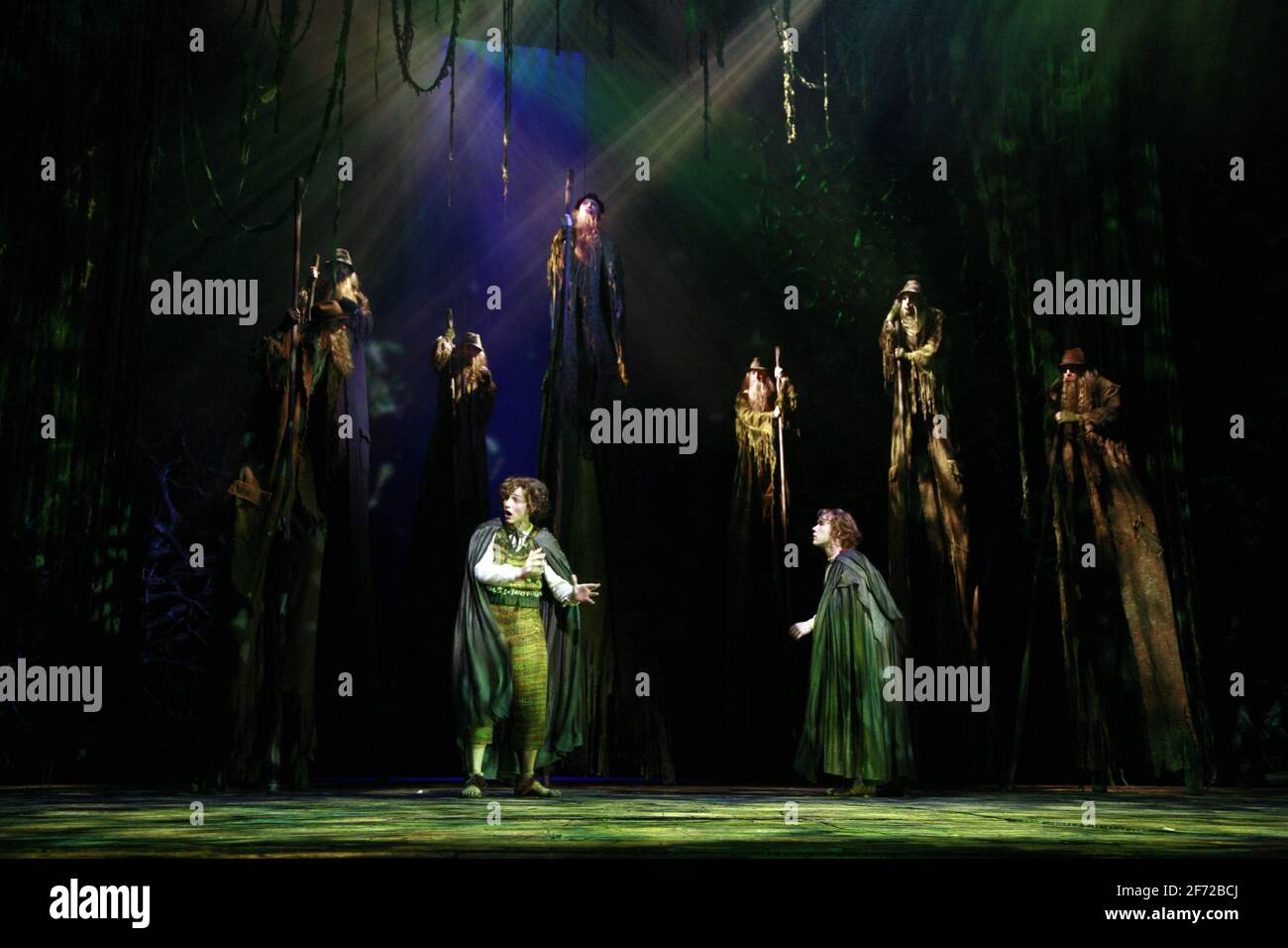 Fangorn Forest - centro posteriore: Michael Hobbs (Treebeard) sotto: Owen Sharpe (Pippin), Richard Henders (Merry) nel Signore DEGLI ANELLI al Teatro Royal Drury Lane, Londra WC2 19/06/2007 basato sui libri di J R R Tolkien libro & testi: Shaun McKenna & Matthew Warchus musica: A R Rahman, Varttina & Christopher Nightingale Set & Costume design: Rob Howell Lighting design: Paul Pyant coreografia: Peter Darling regista: Matthew Warchus Foto Stock