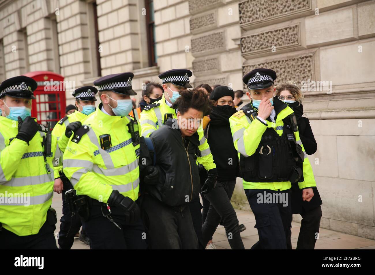 Arrestato il protetore, Kill the Bill protesta, Trafalgar Square, Londra, Regno Unito, 3 aprile 2021 Foto Stock