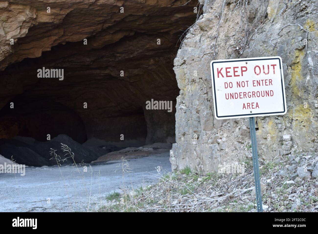 Tenere fuori segno da una grotta pericolosa Foto Stock