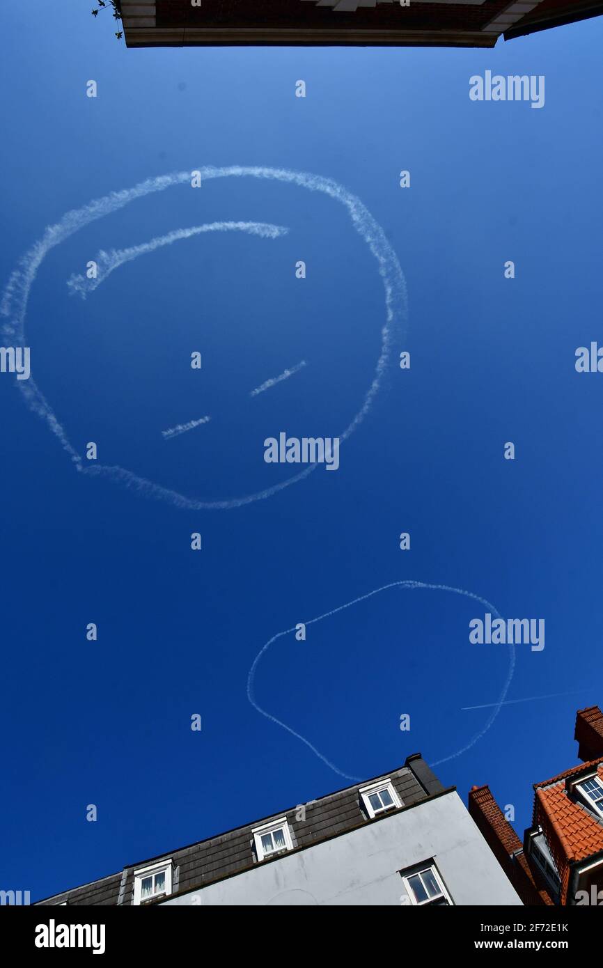 Bristol, Regno Unito. 04th Apr 2021. In una calda e ventosa Domenica di Pasqua un aereo disegna una faccia Smiley nel cielo sopra Hotwells a Bristol contro un meraviglioso cielo blu profondo Credit: Robert Timoney/Alamy Live News Foto Stock