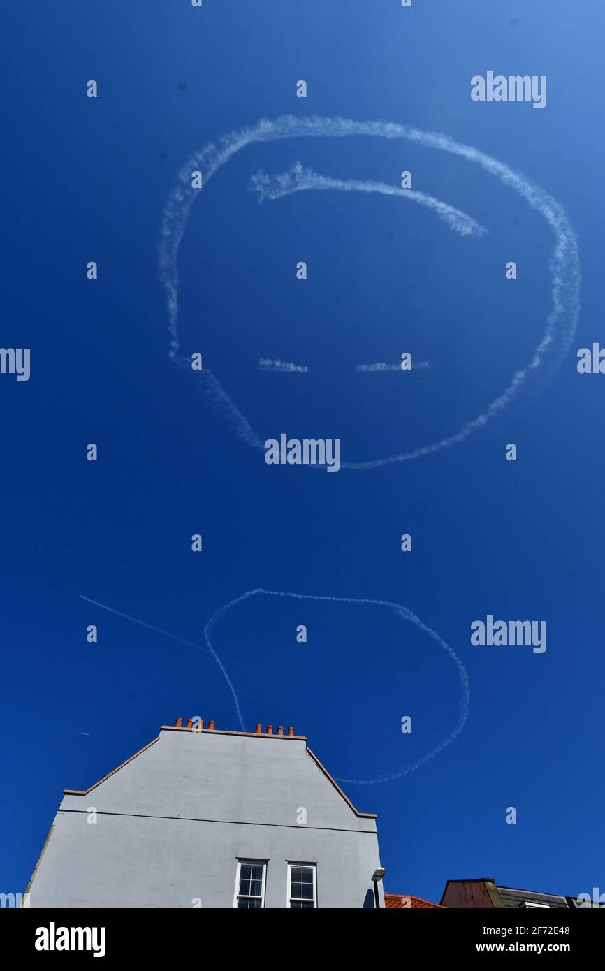 Bristol, Regno Unito. 04th Apr 2021. Cheer di Pasqua da pilota ricco Goodwin su una Domenica di Pasqua calda e ventosa, l'aereo disegna una faccia Smiley nel cielo sopra Hotwells a Bristol contro un meraviglioso cielo blu profondo credito: Robert Timoney / Alamy Live News Foto Stock