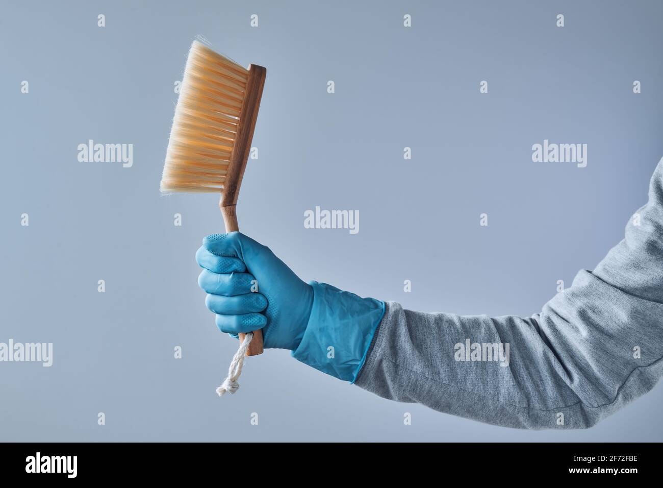 Pronto per la pulizia della casa, uomo con attrezzatura per la pulizia delle spazzole Foto Stock
