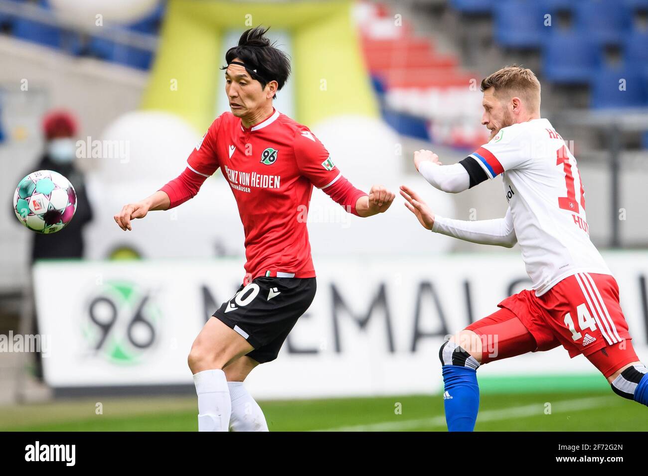 Hannover, Germania. 04th Apr 2021. Calcio: 2. Bundesliga, Hannover 96 - Hamburger SV, Matchday 27 all'HDI Arena. Genki Haraguchi (l) di Hannover gioca contro la Aaron Hunt di Amburgo. Credito: Swen Pförtner/dpa-POOL/dpa - NOTA IMPORTANTE: In conformità con le norme del DFL Deutsche Fußball Liga e/o del DFB Deutscher Fußball-Bund, è vietato utilizzare o utilizzare fotografie scattate nello stadio e/o della partita sotto forma di sequenze fotografiche e/o serie fotografiche di tipo video./dpa/Alamy Live News Foto Stock