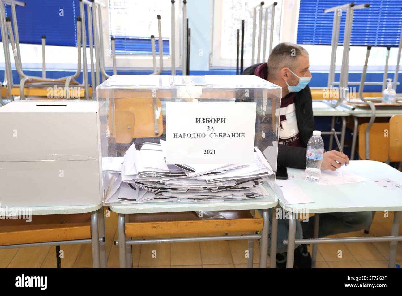 Casella di voto con scrutinio per le elezioni parlamentari bulgare a Sofia (Bulgaria) il 04 aprile 2021 Foto Stock