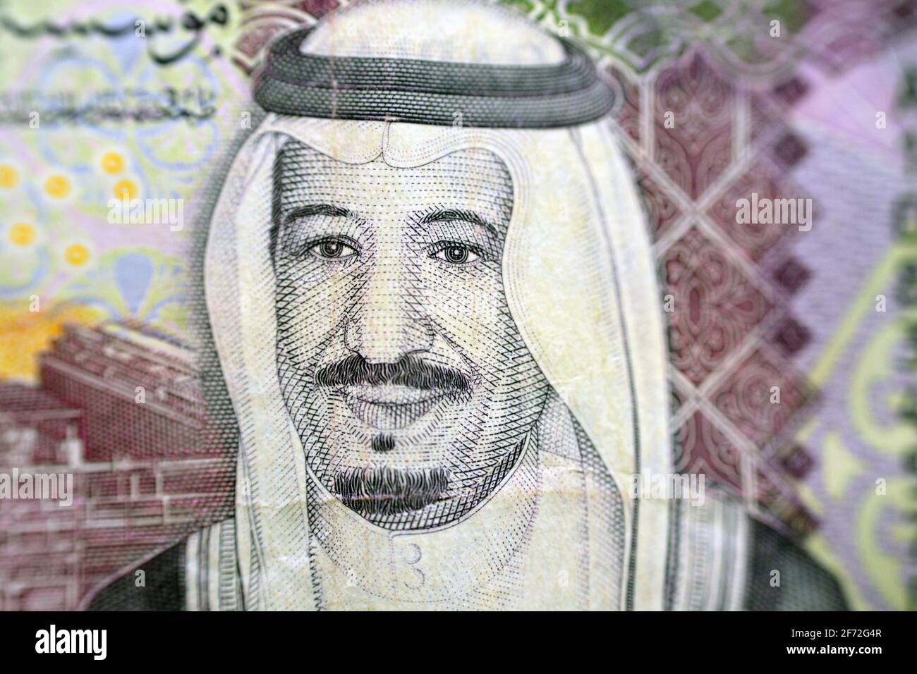 Un ritratto ravvicinato del re Salman Bin Abdulaziz al-Saud dal lato osservante di 5 banconote da riyals Saudita, il re Salman è il re Saudita Foto Stock