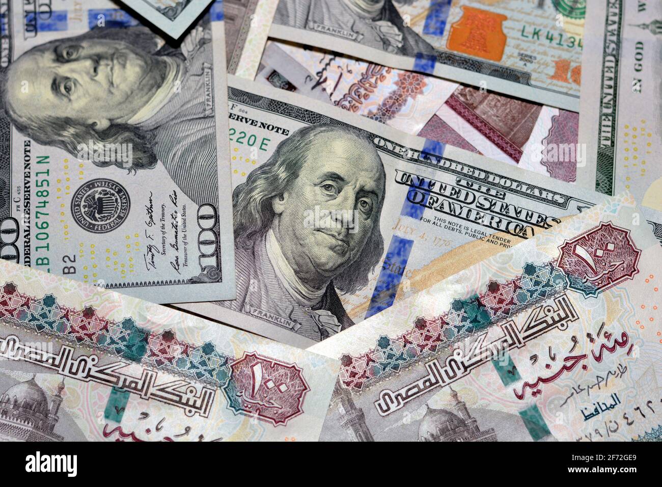 Valuta egiziana e cambio valuta americana, valuta egiziana di 100 STERLINE E 50 STERLINE LE con 100 dollari banconote background Foto Stock