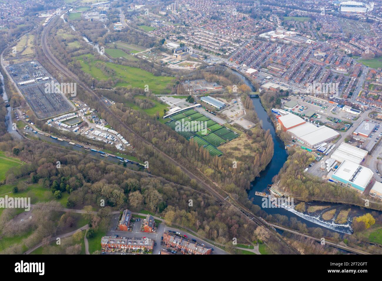 Foto aerea del villaggio di Armley e Kirkstall in La città di Leeds nel Regno Unito che mostra la città centrare dall'alto in primavera Foto Stock