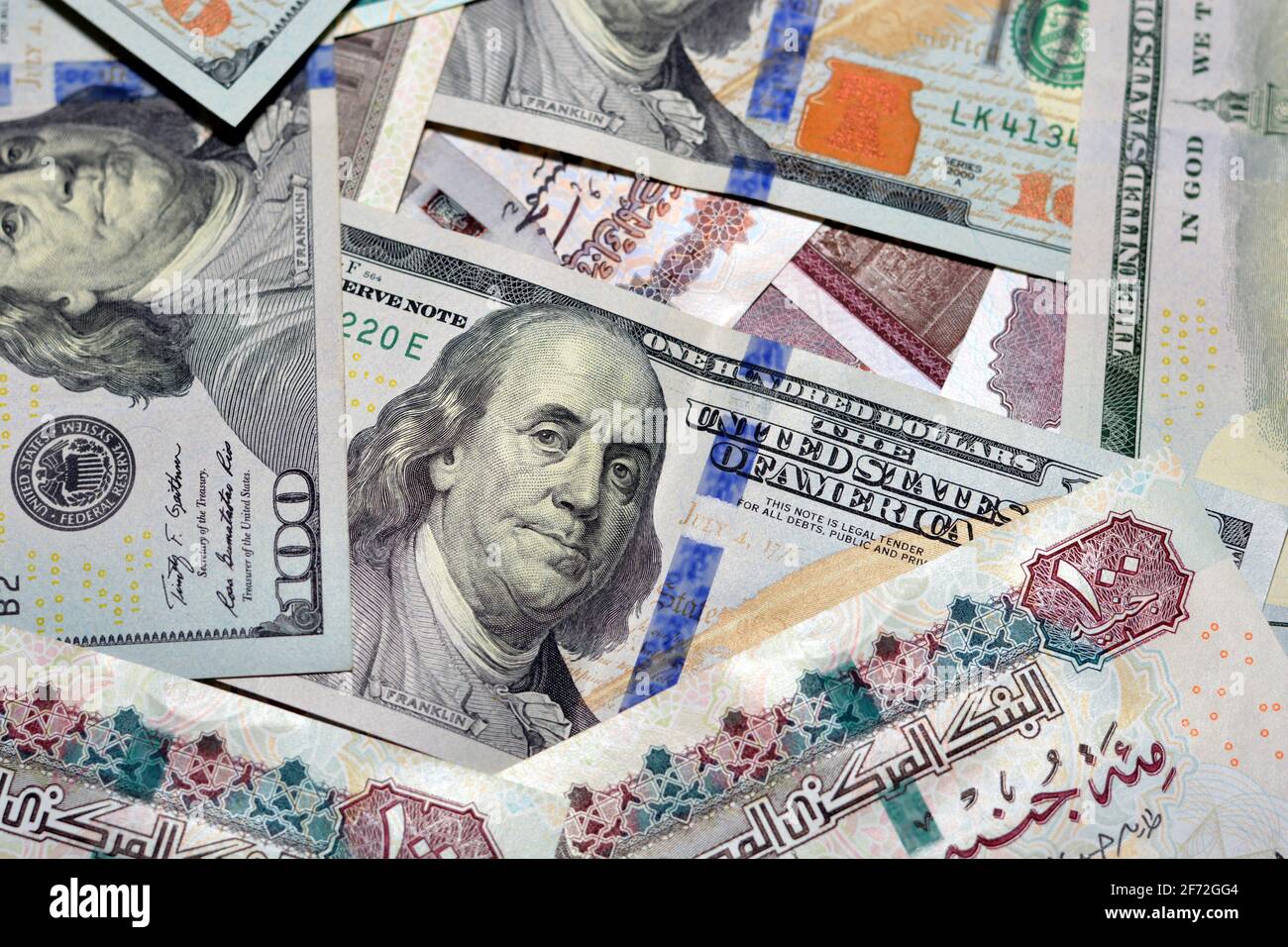 Valuta egiziana e cambio valuta americana, valuta egiziana di 100 STERLINE E 50 STERLINE LE con 100 dollari banconote background Foto Stock
