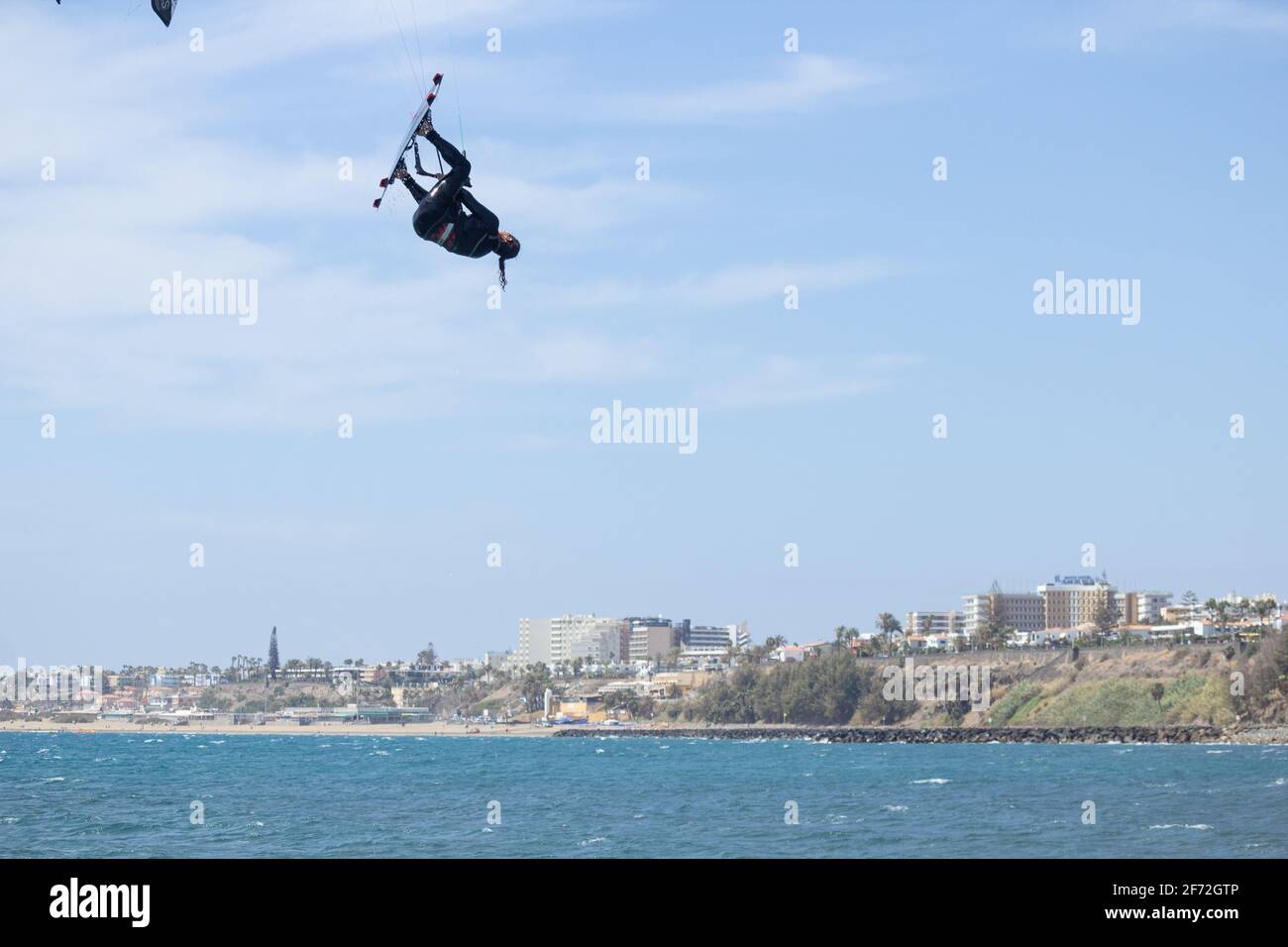 Spiaggia di San Agustin, Gran Canaria, Isole Canarie, Spagna. 4 aprile 2021. Enormi salti da kitesurfers che fanno il massimo delle condizioni ventose la Domenica di Pasqua. Credit: Alan Dawson/Alamy Live News. Foto Stock