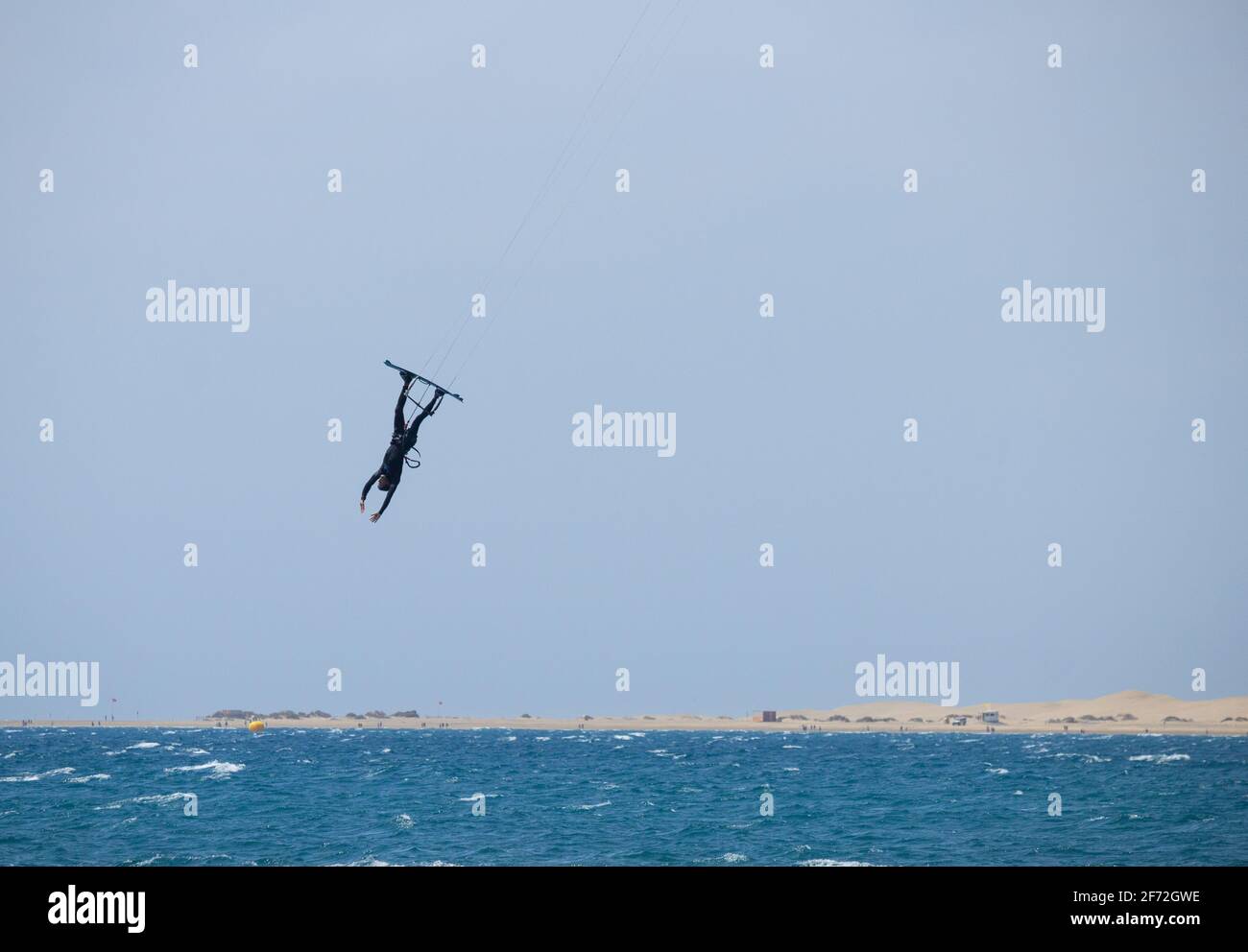 Spiaggia di San Agustin, Gran Canaria, Isole Canarie, Spagna. 4 aprile 2021. Enormi salti da kitesurfers che fanno il massimo delle condizioni ventose la Domenica di Pasqua. Credit: Alan Dawson/Alamy Live News. Foto Stock