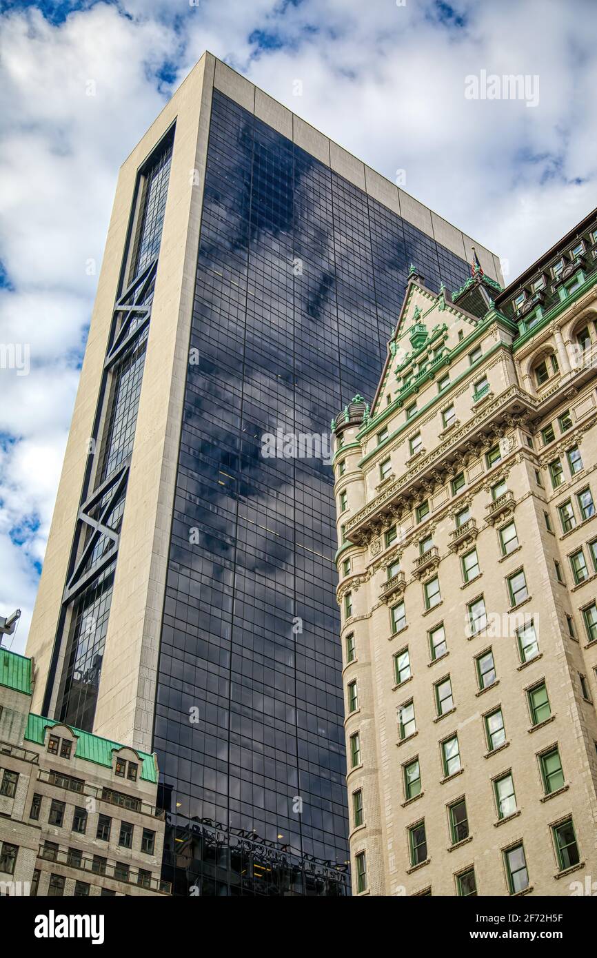 Plaza Hotel, edificio Solow sullo sfondo Foto Stock