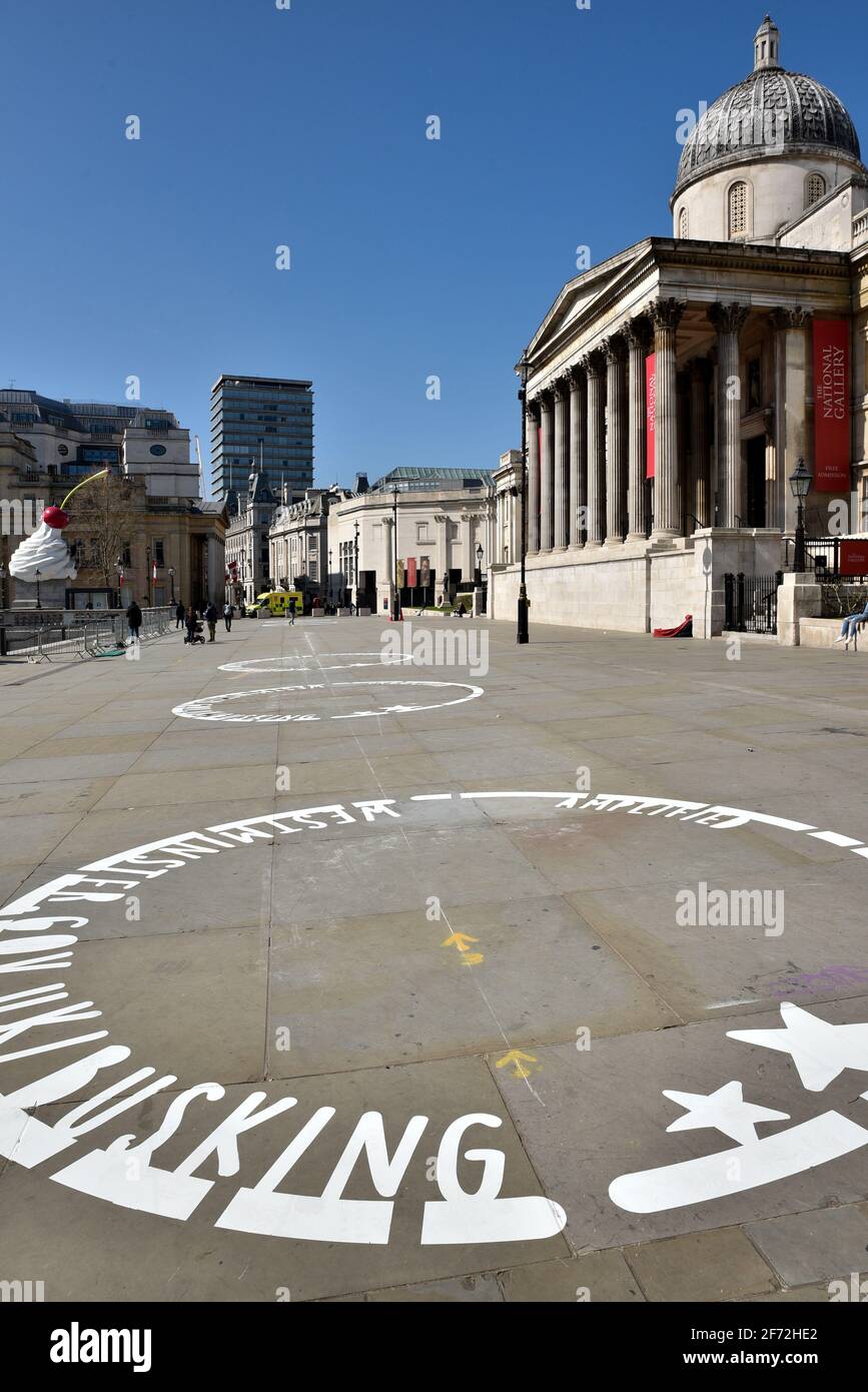 Trafalgar Square, Londra, Regno Unito. 4 Aprile 2021. Westminster council introduce nuove licenze di busking e piazzole designate. Credit: Matthew Chpicle/Alamy Live News Foto Stock