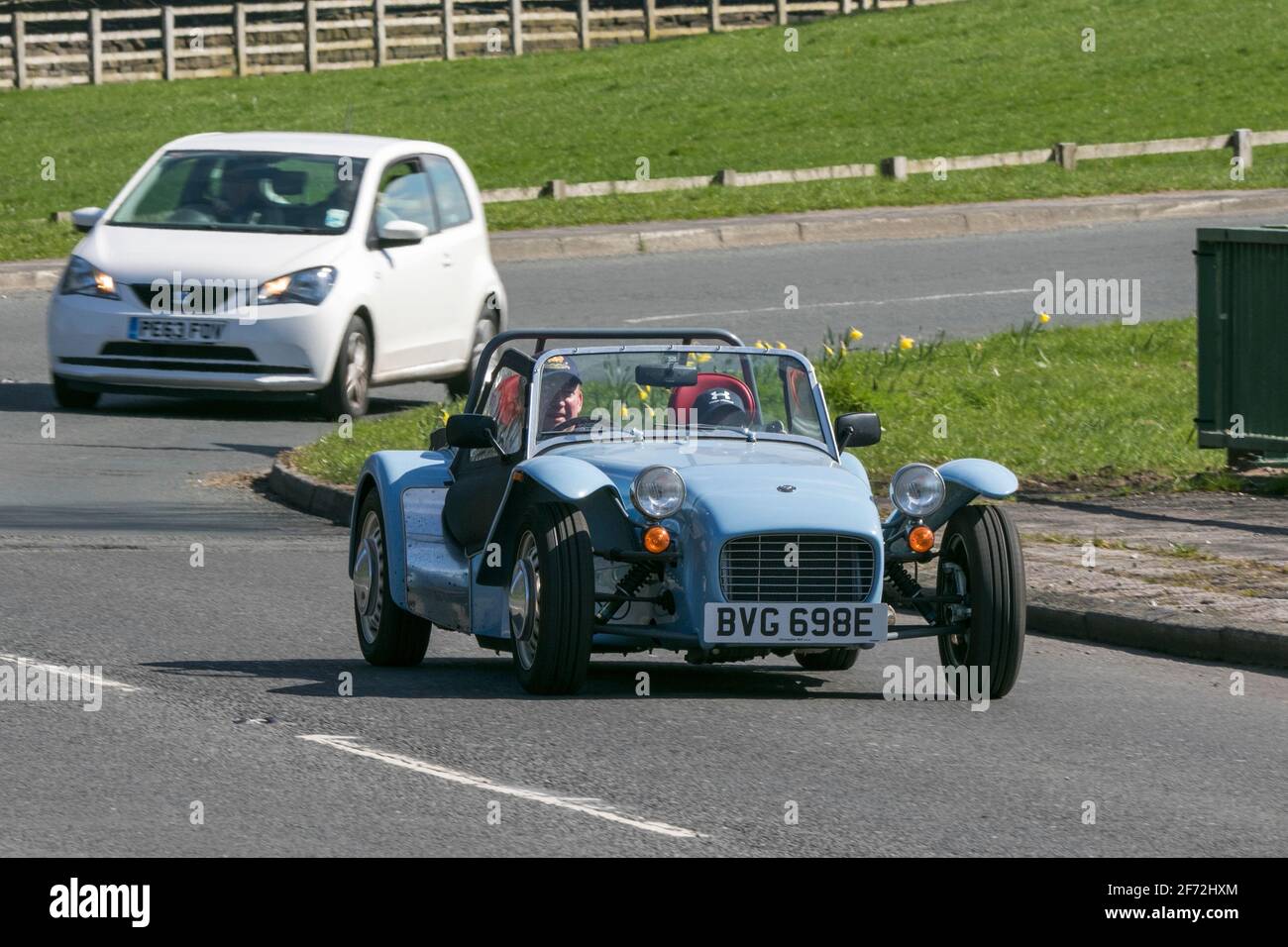 2017 blu Caterham 660cc; 2 posti, trazione posteriore, kit auto sportiva all'aperto; Foto Stock