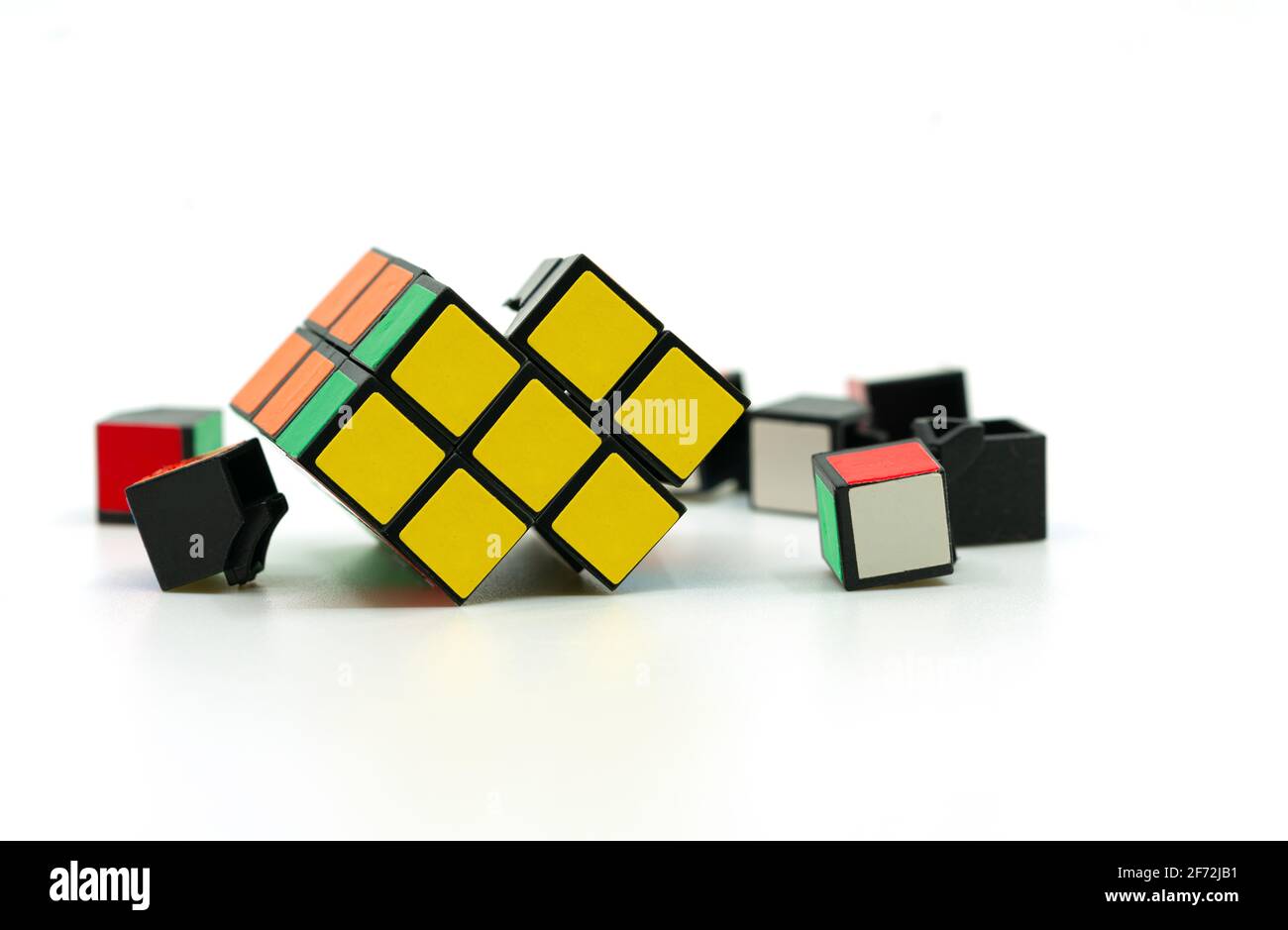 Bangkok, Thailandia - 31 marzo 2021: Cubo di Rubik caduto a terra fino a quando non cade a parte su sfondo bianco. Foto Stock