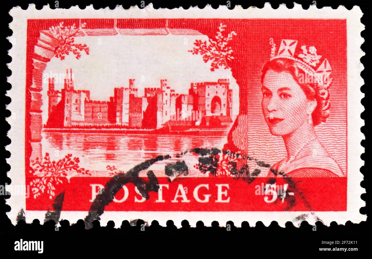 MOSCA, RUSSIA - 22 DICEMBRE 2020: Francobollo stampato nel Regno Unito mostra Caernarvon Castle, Queen Elizabeth II - High Value Castles - Predeci Foto Stock