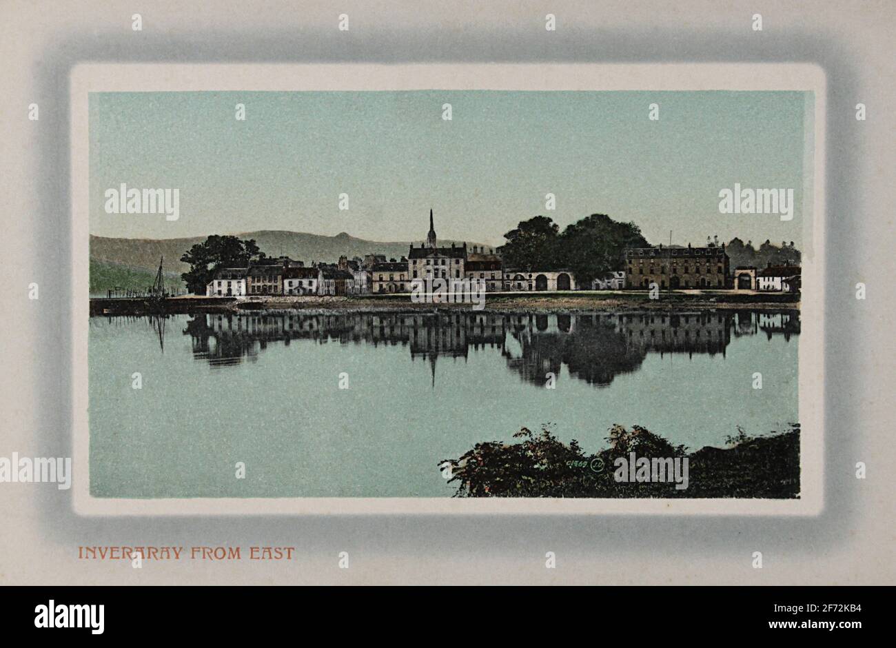 Cartolina che mostra la città di Inveraray da est. Situata sulle rive del lago di Loch Fyne, la città è un perfetto esempio di urbanistica del XVIII secolo Foto Stock
