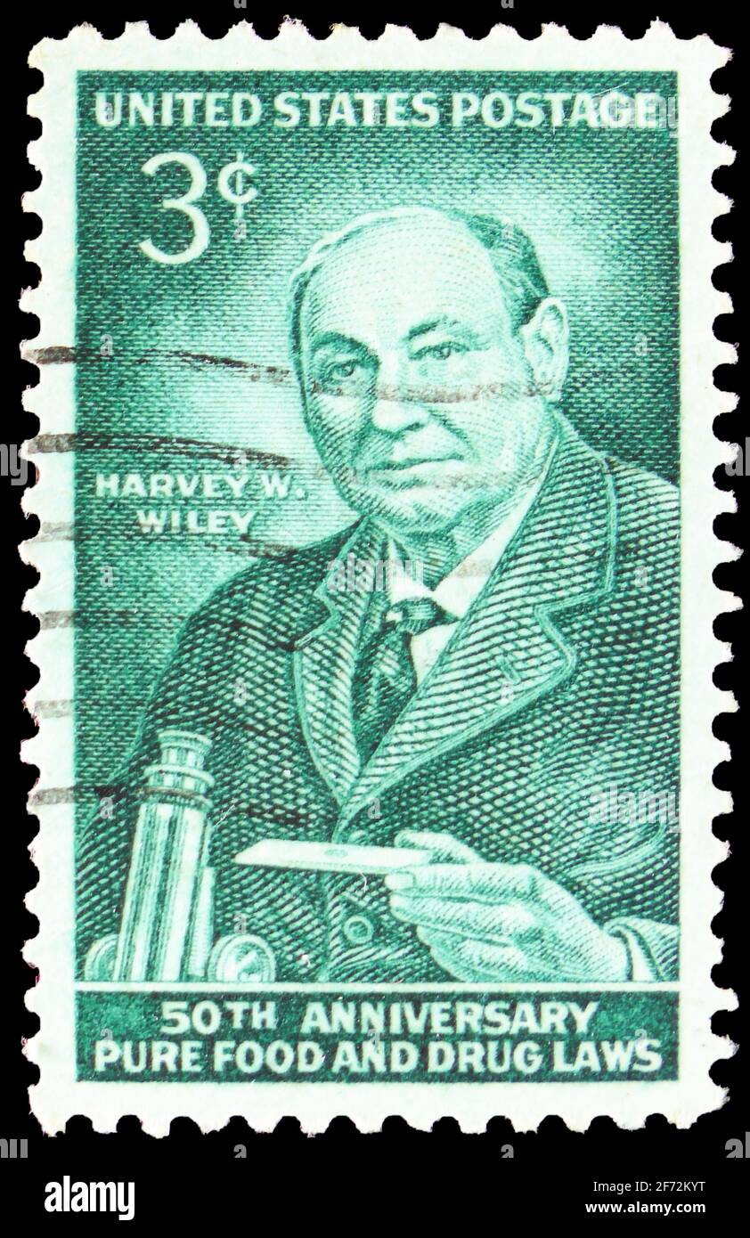 MOSCA, RUSSIA - 22 DICEMBRE 2020: Francobollo stampato negli Stati Uniti mostra Harvey Washington Wiley, pure Food and Drug Laws, 50 ° anniversario se Foto Stock