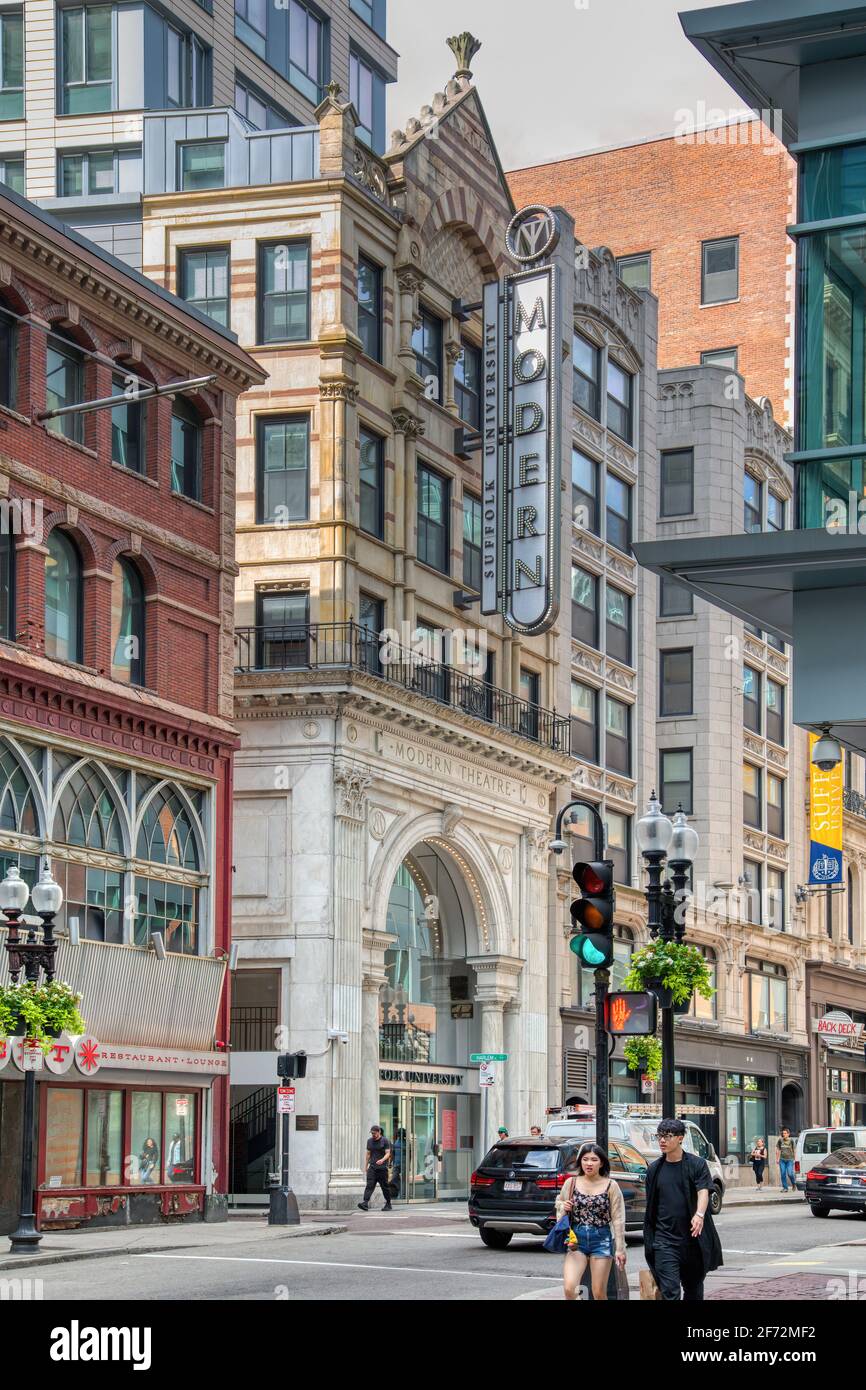 Il Modern Theatre della Suffolk University è un nuovo edificio dietro la storica facciata del Dobson Building, al 525 di Washington Street, Boston, Massachusetts. Foto Stock