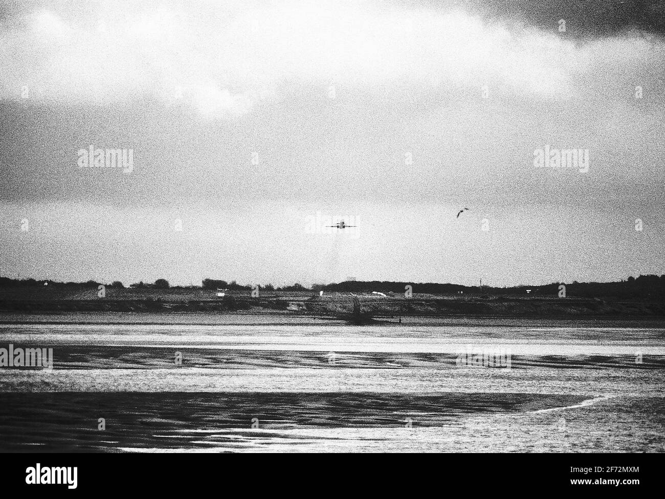 Un aereo dall'aeroporto di Liverpool decolli dal gennaio 1990 Sulle rive del fiume Mersey Foto Stock