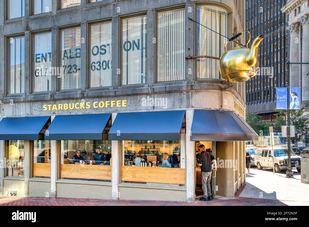 Il bollitore per il tè a vapore, originariamente lanciato per l'Oriental Tea Company nel 1873, ora adora lo Starbucks a 57 Court Street. Foto Stock