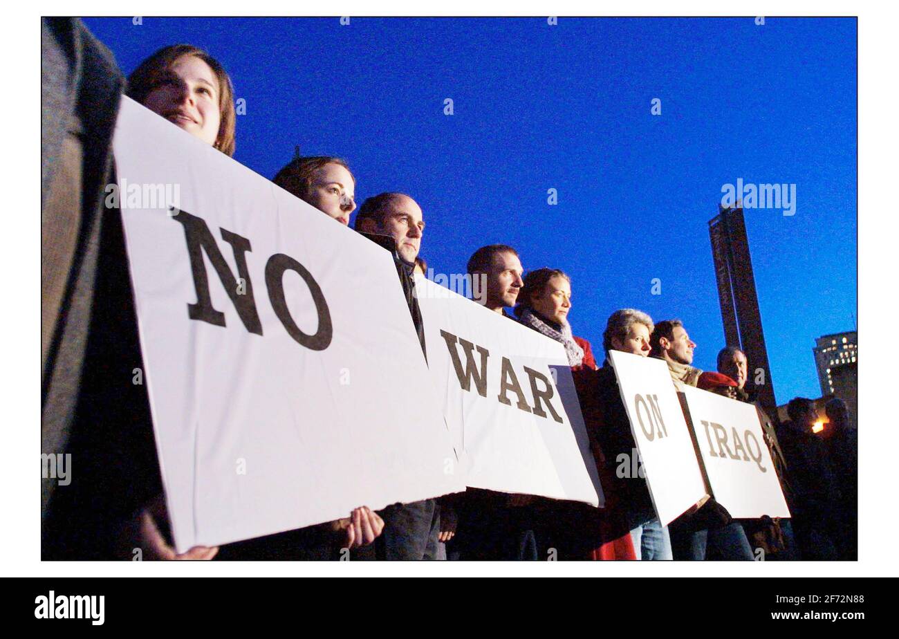 Lavoratori e attori al Teatro Nazionale una brevissima protesta contro la guerra contro Iroq... Ralph Fiennes al centro con Janet Mc teer sulla sua rt.pic David Sandison 3/2/2003 Foto Stock