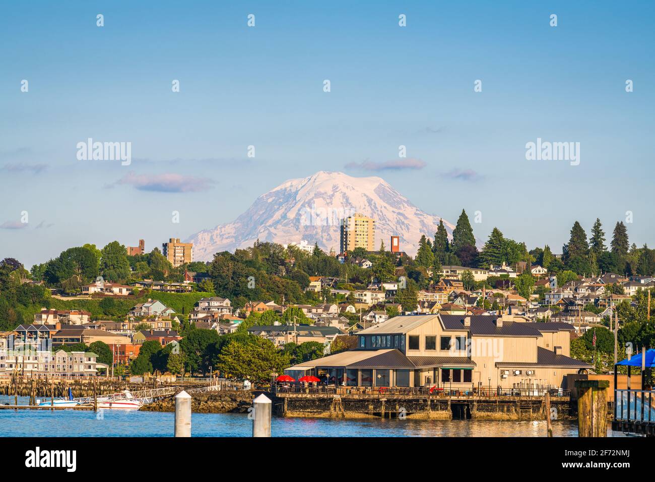 Tacoma, Washington, Stati Uniti d'America con Mt. Rainier nella distanza sulla baia di inizio. Foto Stock