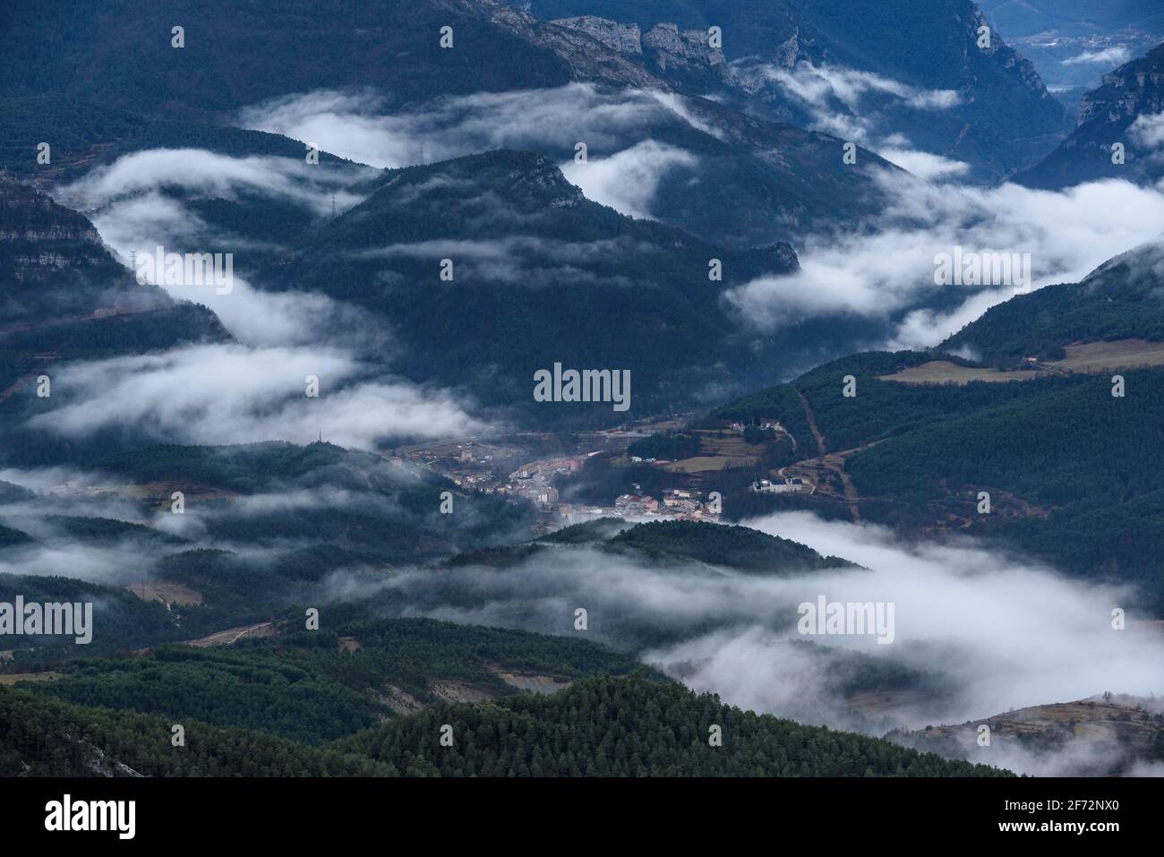 Valle Llobregat e Guardiola de Berguedà tra le nebbie del mattino, visto dal punto di vista Devesa, a Coll de Pal (Catalogna, Spagna, Pirenei) Foto Stock