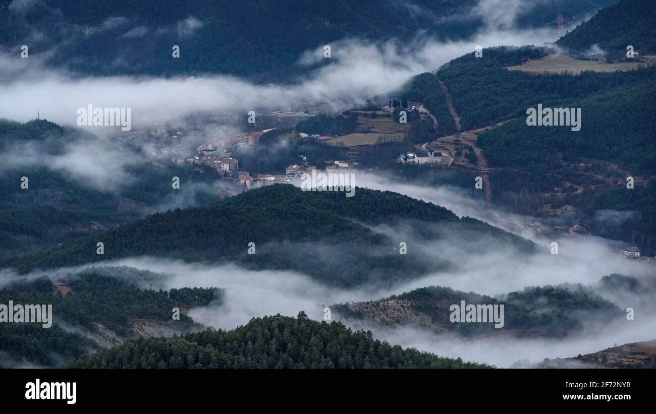 Valle Llobregat e Guardiola de Berguedà tra le nebbie del mattino, visto dal punto di vista Devesa, a Coll de Pal (Catalogna, Spagna, Pirenei) Foto Stock