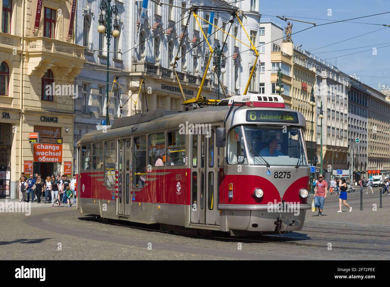 PRAGA, REPUBBLICA CECA - 21 APRILE 2020: Primo piano del tram in una soleggiata giornata di primavera Foto Stock