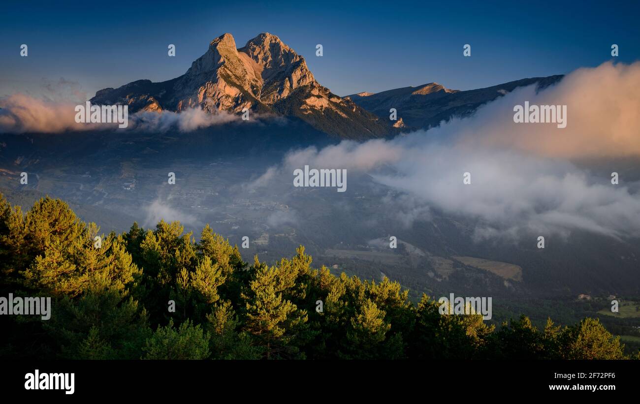 Pedraforca in un'alba estiva con basse nuvole sulla valle delle Salde, vista da vicino a la Palomera (Berguedà, Catalogna, Spagna, Pirenei) Foto Stock