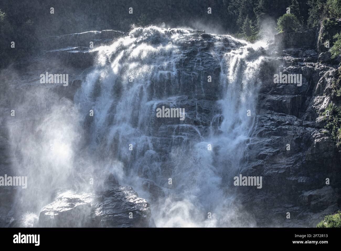 Cascata di Gawa in Tirolo Stubaital, Austria. La cascata di Gawa ha un'altezza di circa 180 m ed è alimentata dai ghiacciai più potenti della zona. Foto Stock