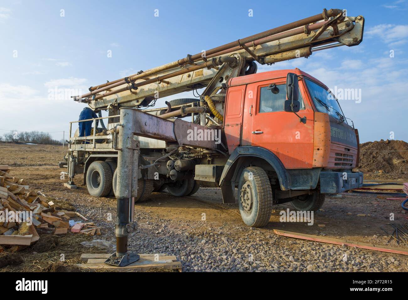 LENINGRADO OBLAST, RUSSIA - 28 MARZO 2021: Pompa di calcestruzzo basata su Kamaz auto in cantiere Foto Stock