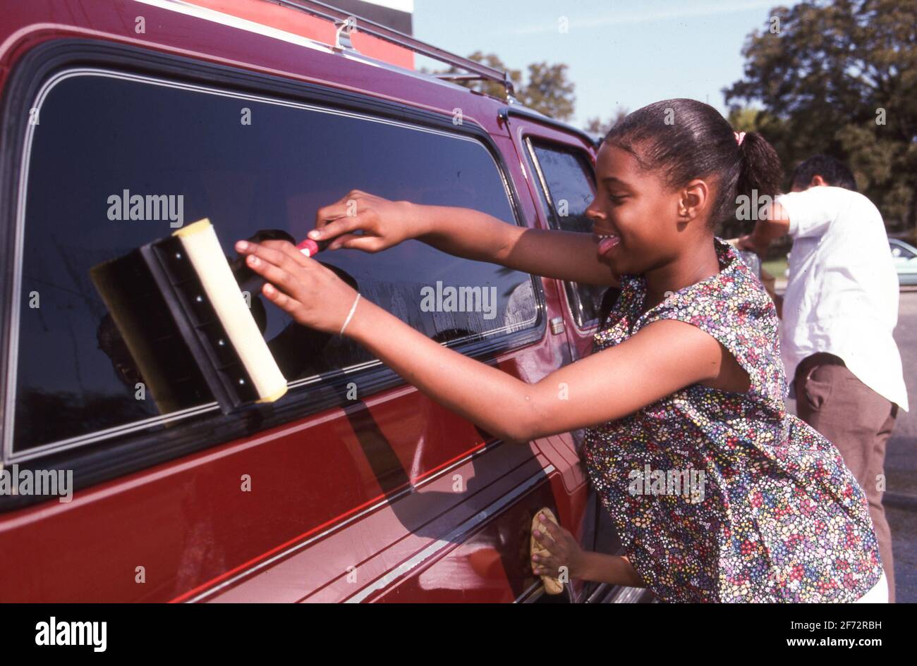Austin, TX USA: I volontari del gruppo giovanile della Chiesa lavano le auto per raccogliere fondi per la carità. ©Bob Daemmrich Foto Stock Austin, TX USA: I volontari del gruppo giovanile della Chiesa lavano le auto per raccogliere fondi per la carità. ©Bob Daemmrich Foto Stock