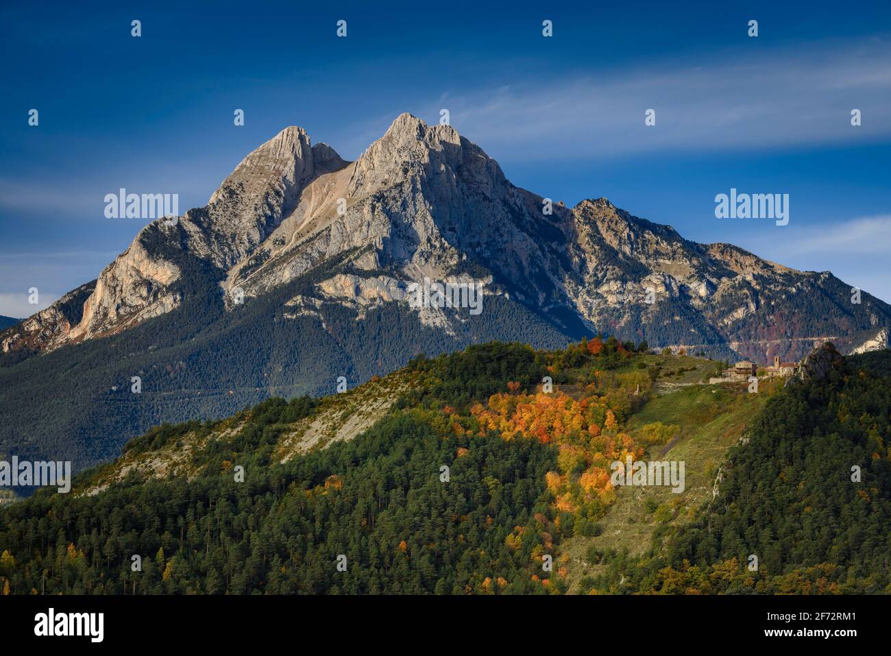 Monte Pedraforza in autunno, visto dal punto di osservazione Mirador Albert Arilla, vicino a Gisclareny (provincia di Barcellona, Catalogna, Spagna, Pirenei) Foto Stock