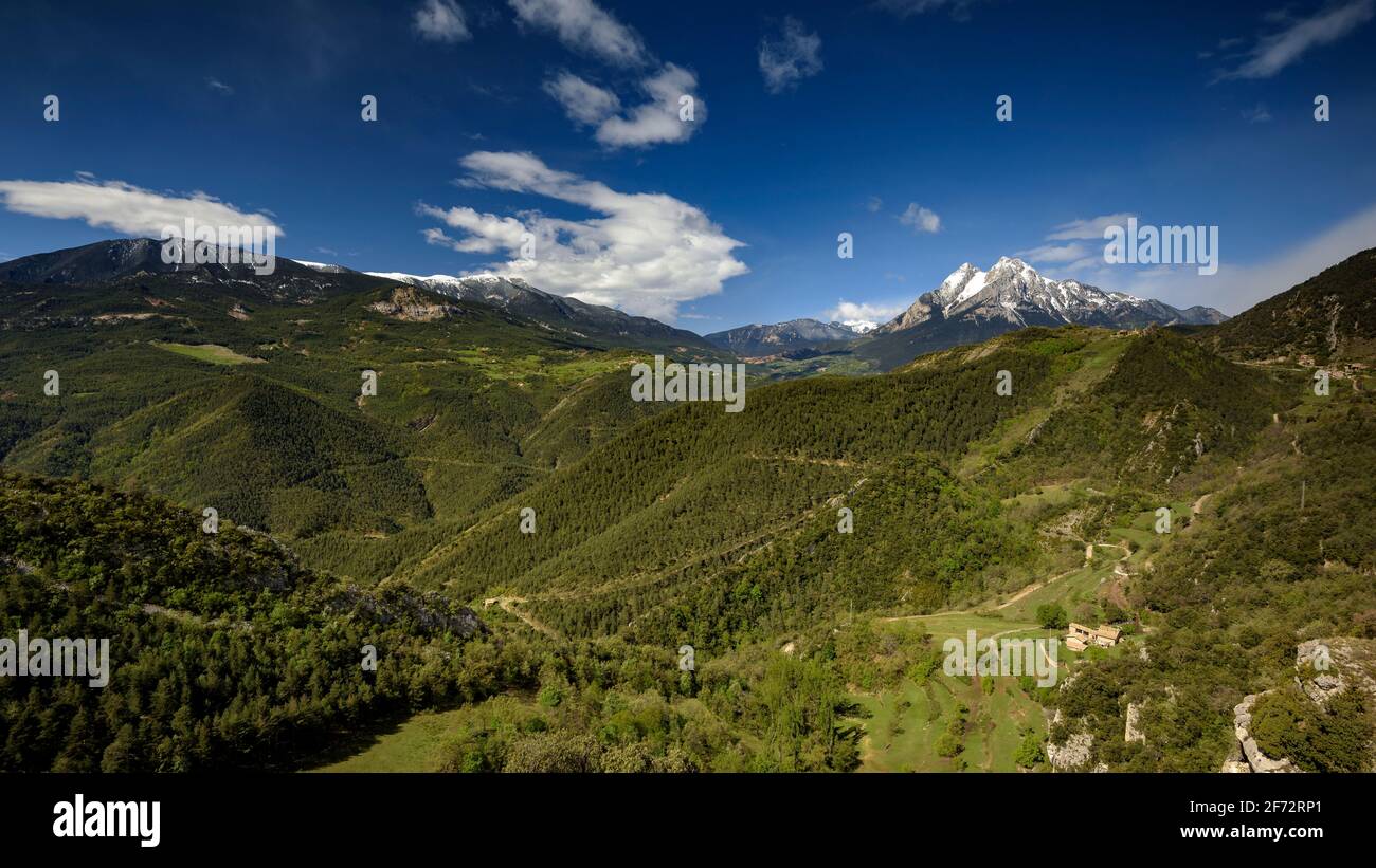 Monte Pedraforza visto dal punto di vista di Albert Arilla, vicino a Gisclareny, Berguedà, in una mattina di primavera (provincia di Barcellona, Catalogna, Spagna, Pirenei) Foto Stock