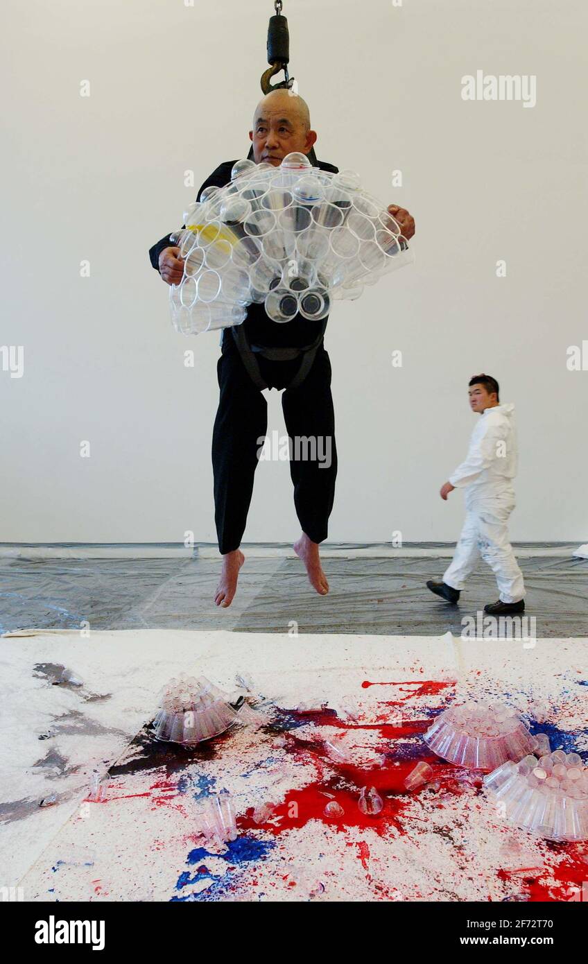 IL VETERANO GIAPPONESE SHOZO SHIMAMOTO È SOSPESO IN ARIA ESECUZIONE DI UNA NUOVA VERSIONE DEL SUO LAVORO FONDAMENTALE 'LANCIO DI BOTTIGLIE ARTWORK'.19 OTTOBRE 2001 FOTO ANDY PARADISE Foto Stock
