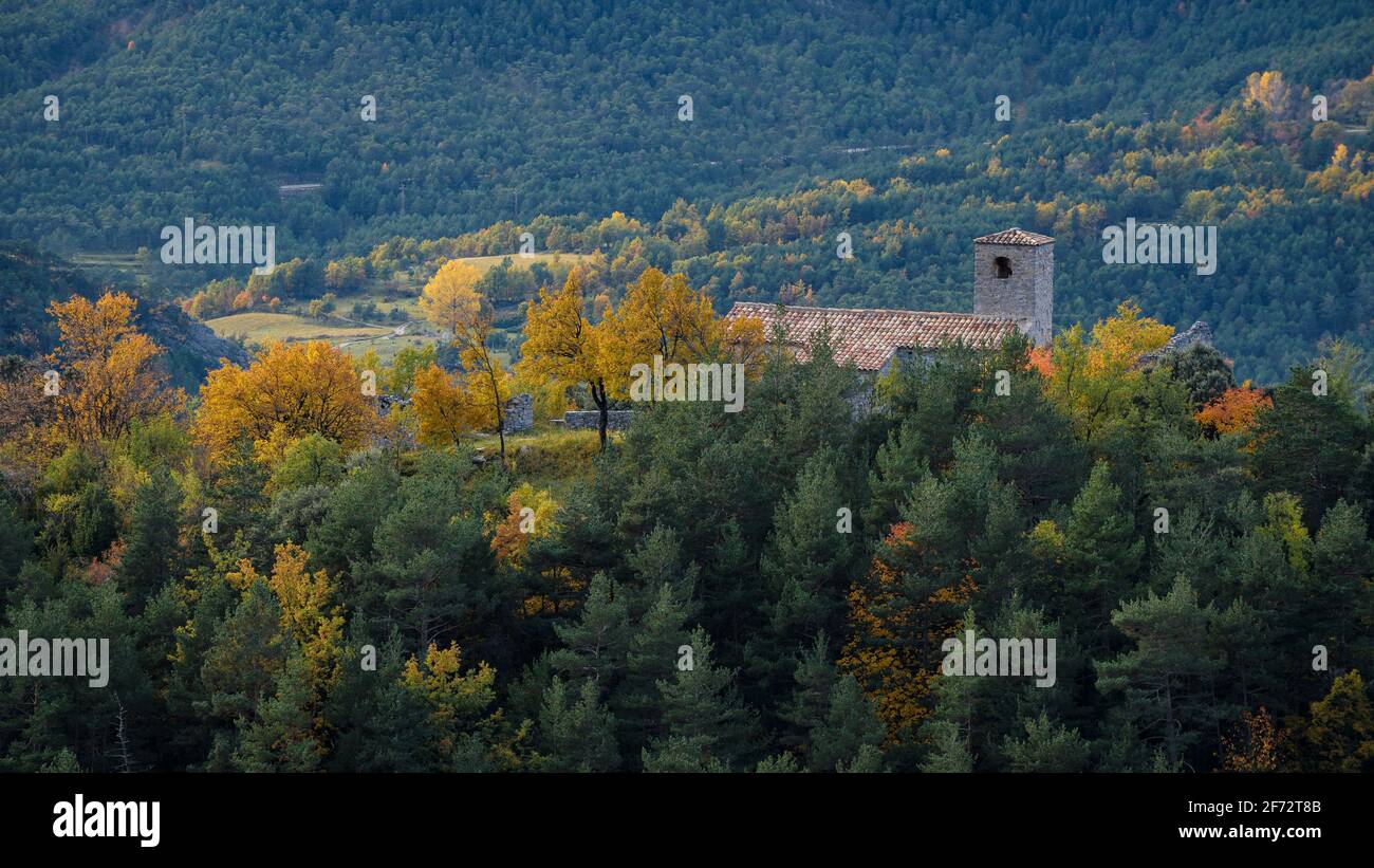 Chiesa di Sant Miquel de Turbians in autunno, visto dal punto di vista di Mirador Albert Arilla, vicino a Gisclareny (provincia di Barcellona, Catalogna, Spagna, Pirenei) Foto Stock