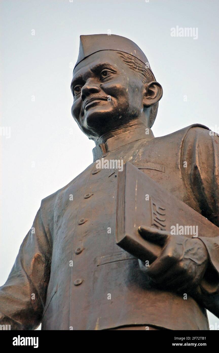 Una statua dell'ex primo ministro indiano lal Bahadur Shistri (1904-1966). In esposizione pubblica nel quartiere Colaba di Mumbai (ex Bombay) Foto Stock