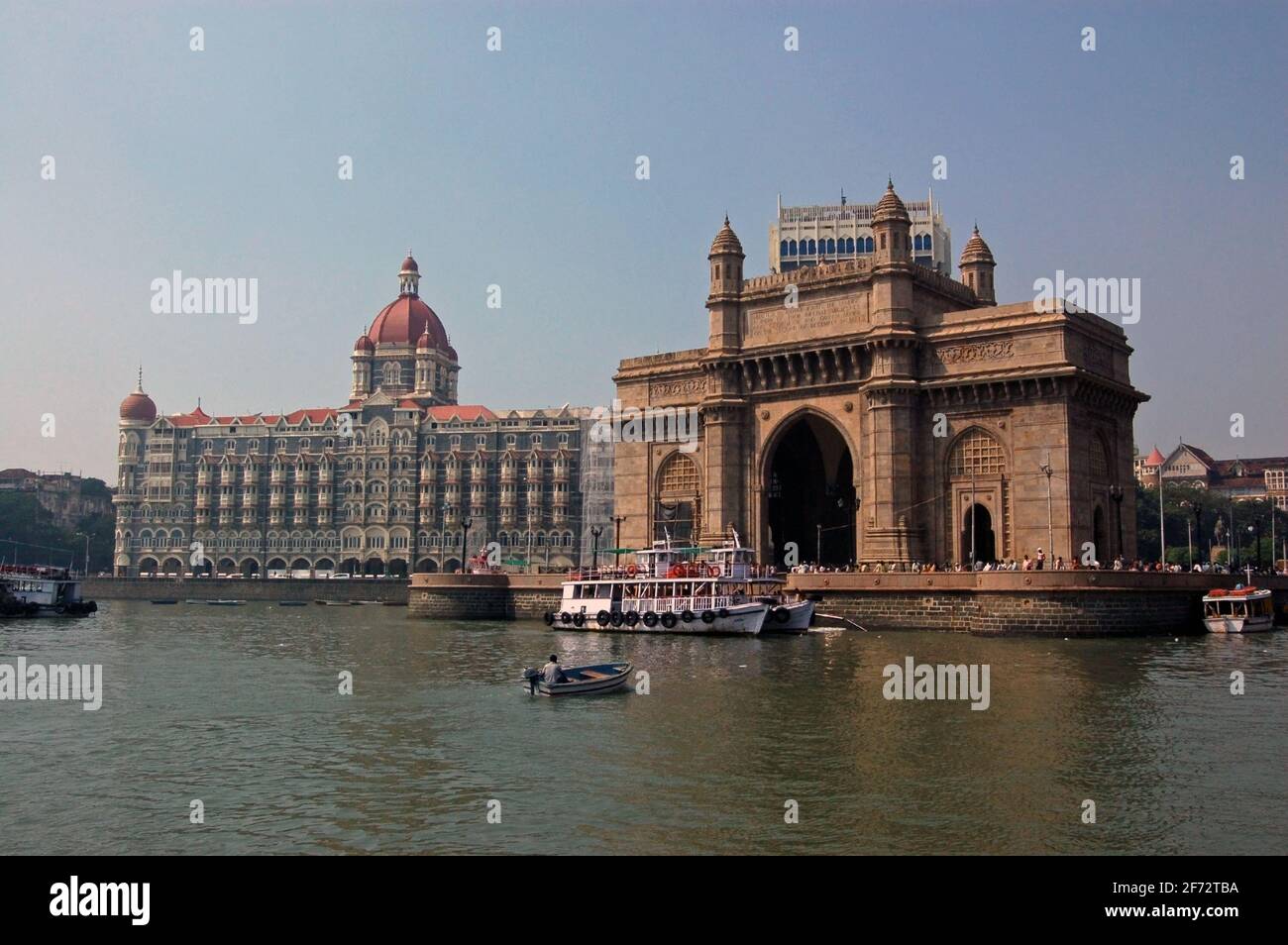 Una vista della magnifica porta per l'India vista dal porto di Mumbai (ex Bombay) con il Taj Hotel sul lato sinistro. Foto Stock
