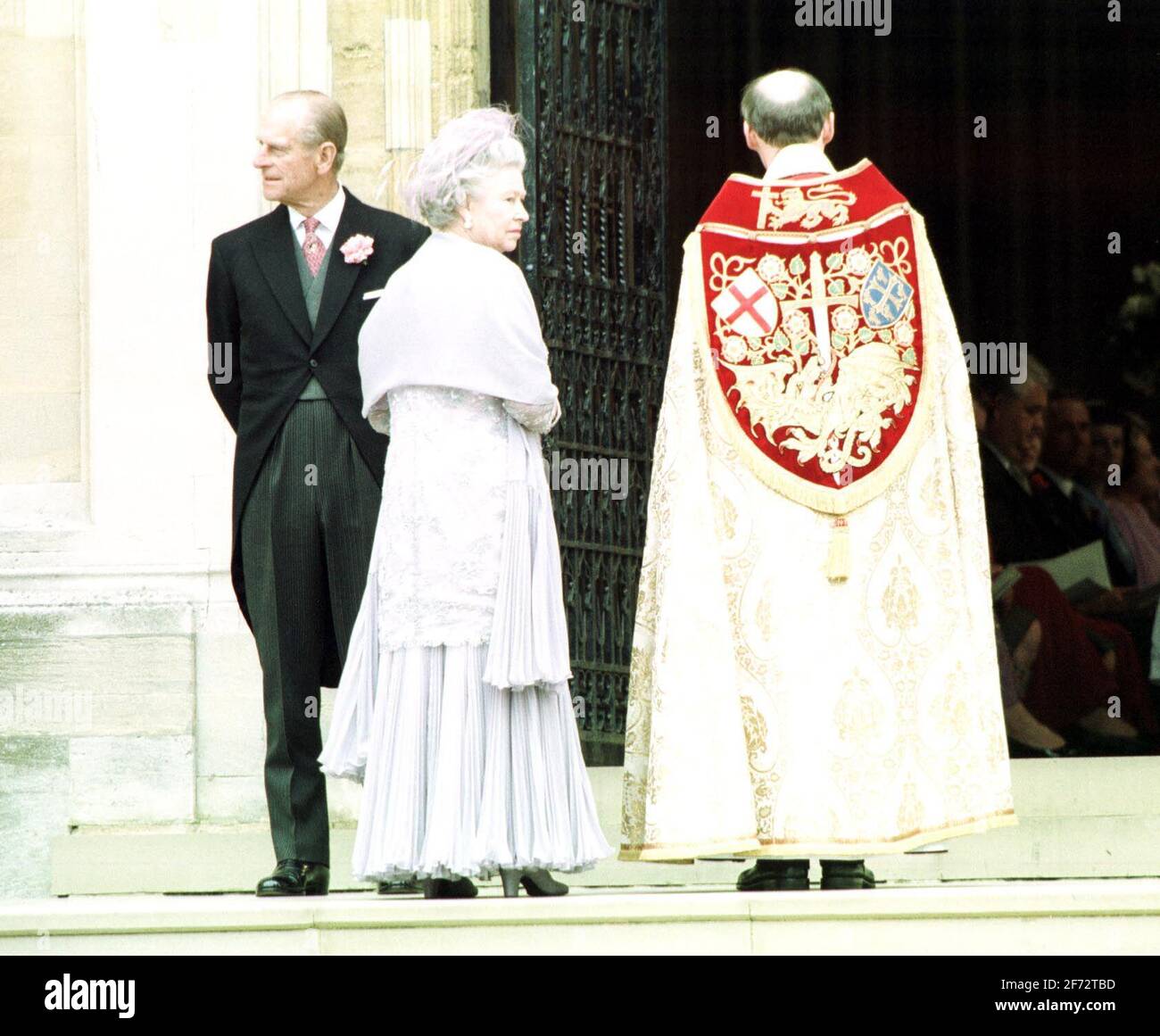 La regina Elisabetta e il principe Filippo Giugno 1999 fuori dal Castello di Windsor per Il matrimonio del loro figlio Principe Edoardo con Sophie Rhys Jones Foto Stock