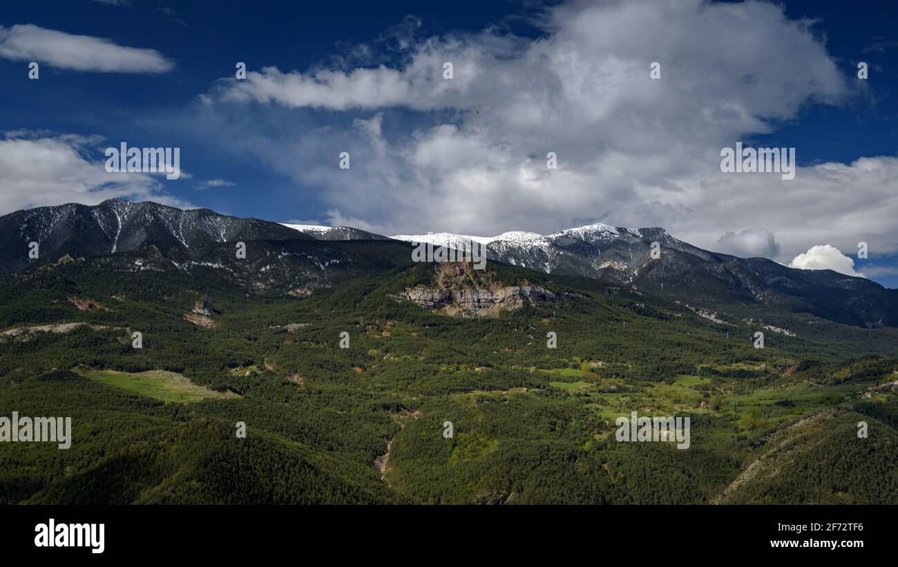 La montagna Serra d'Ensija vista dal punto di vista di Albert Arilla, vicino a Gisclareny, Berguedà, in una mattina di primavera (Barcellona, Catalogna, Spagna, Pirenei) Foto Stock