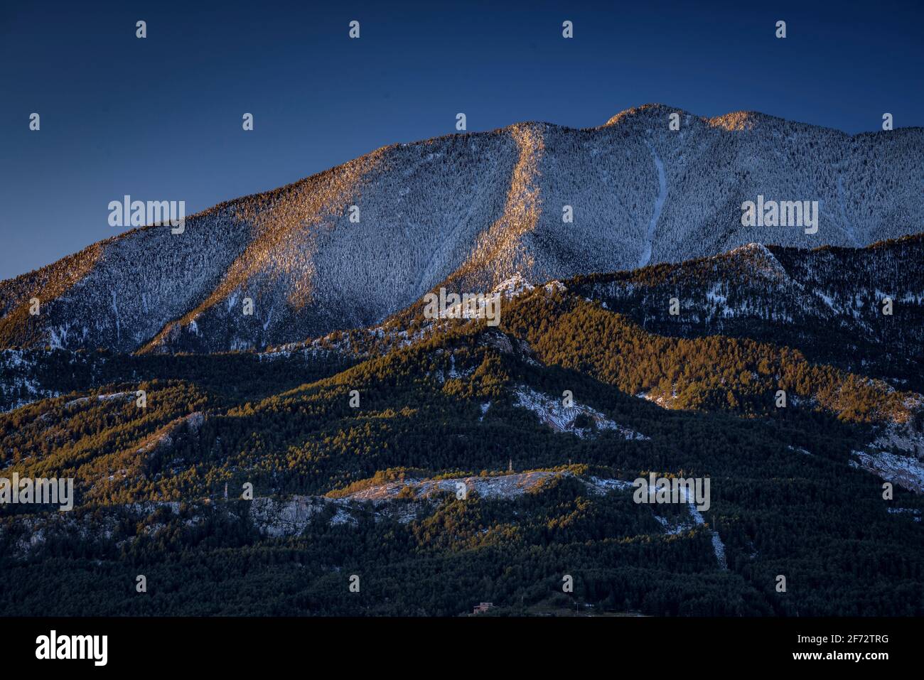 La catena Serra d'Ensija in autunno si inneverà dopo una nevicata. Visto dal punto di vista di Mirador Albert Arilla, vicino a Gisclareny (Barcellona, Catalogna, Spagna) Foto Stock