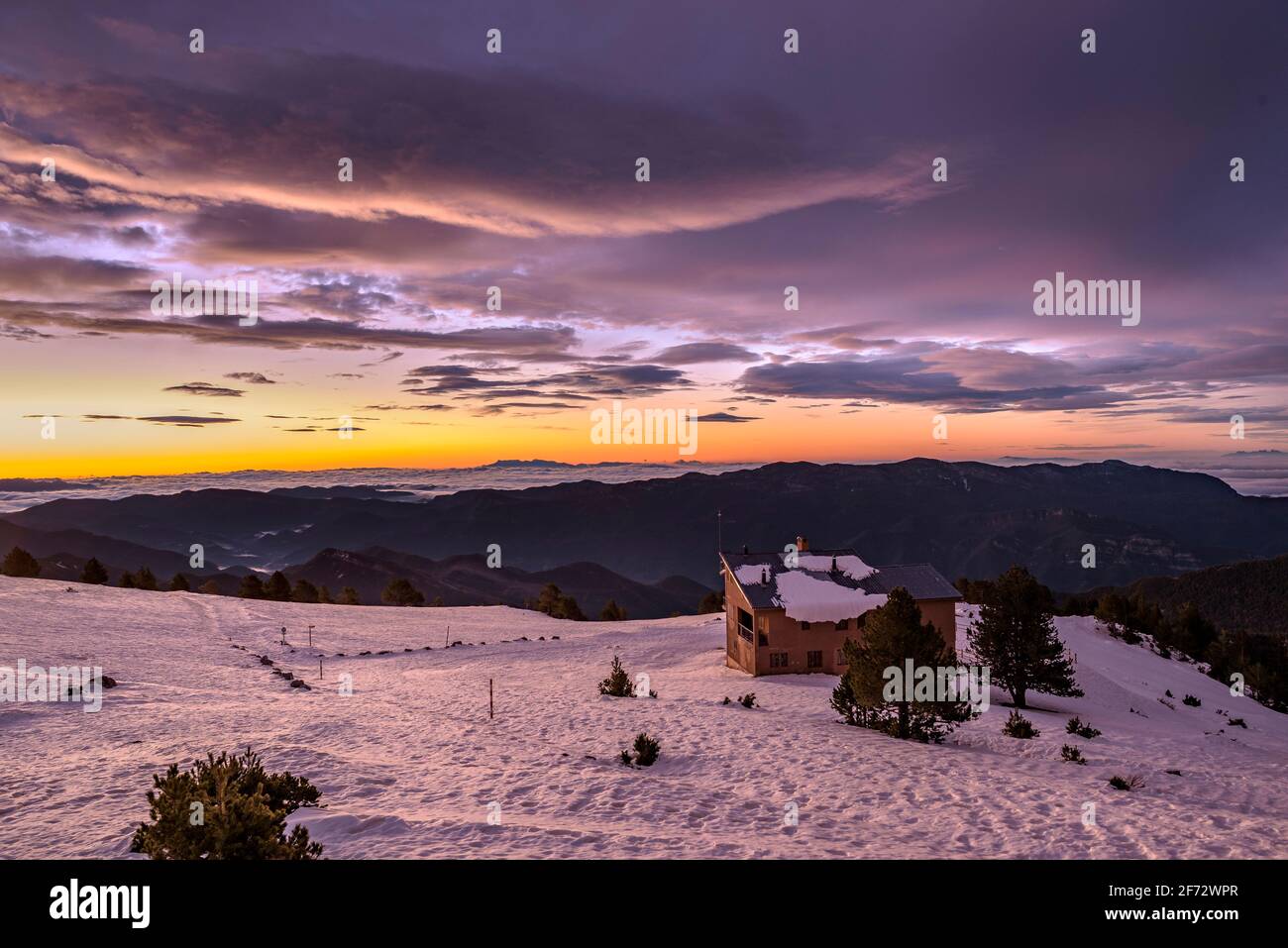 Alt Berguedà in un'alba nuvolosa invernale, all'ora blu, vista dal Colle de Pal (provincia di Barcellona, Catalogna, Spagna, Pirenei) Foto Stock