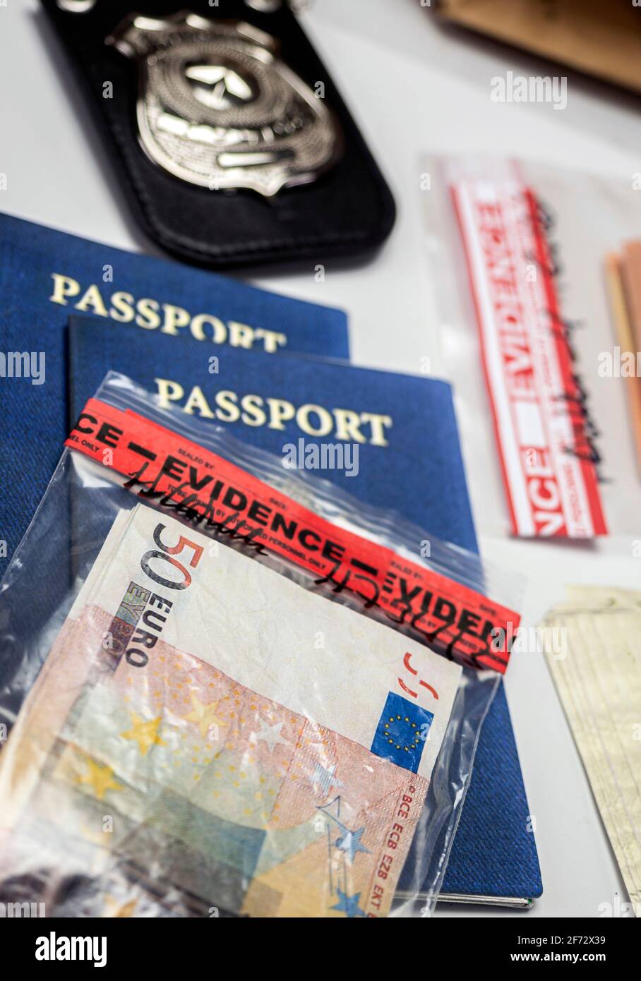 euro bollette e passaporti in unità di indagine penale, immagine concettuale Foto Stock